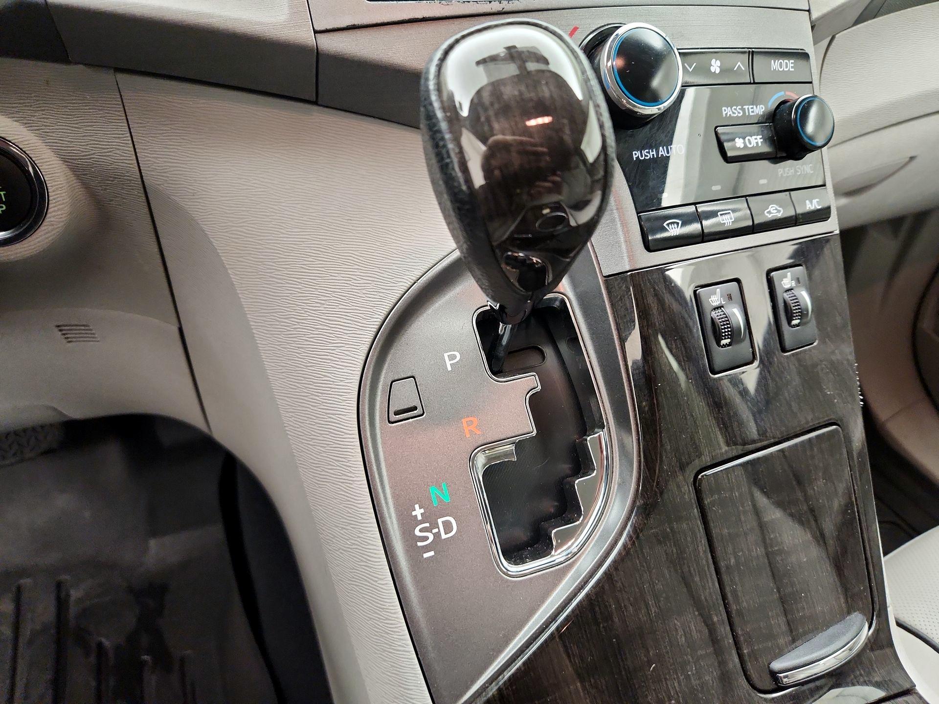 Thumbnail: 2015 Toyota Venza - 17