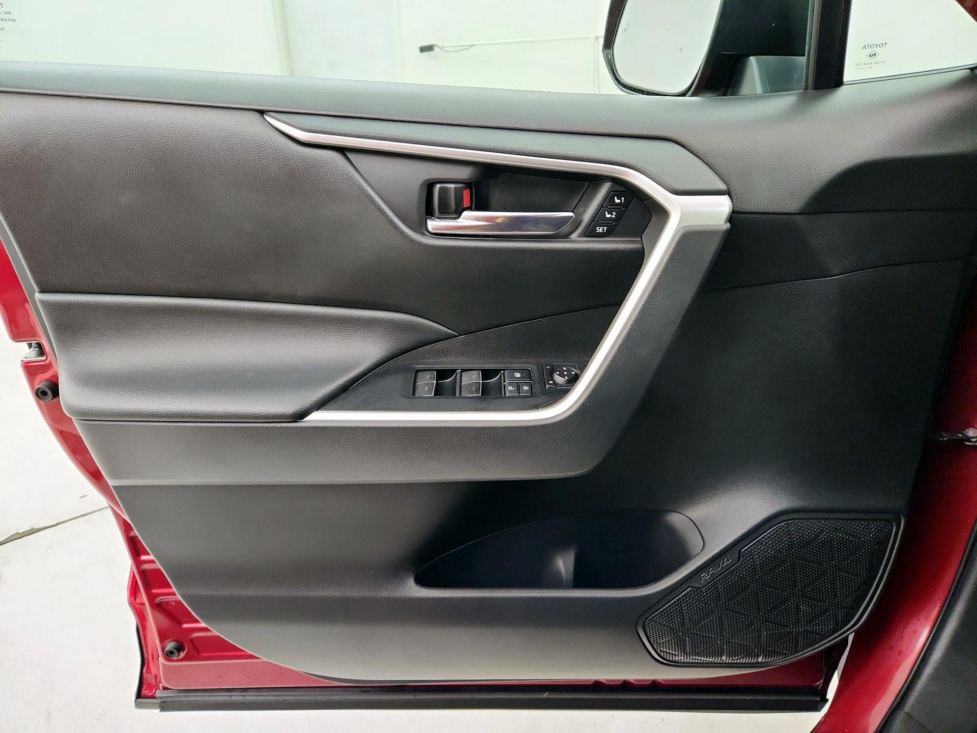 Thumbnail: 2022 Toyota RAV4 - 12