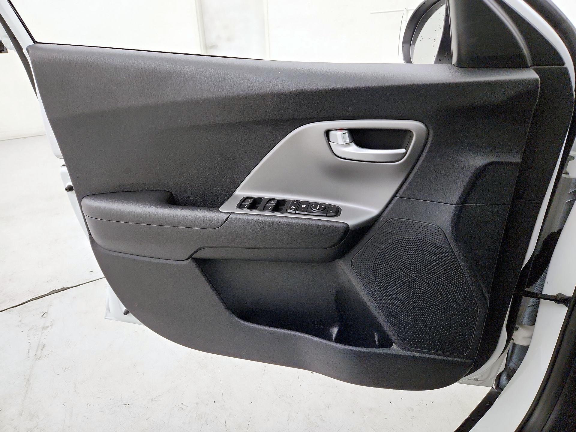 Thumbnail: 2017 Kia Niro - 12