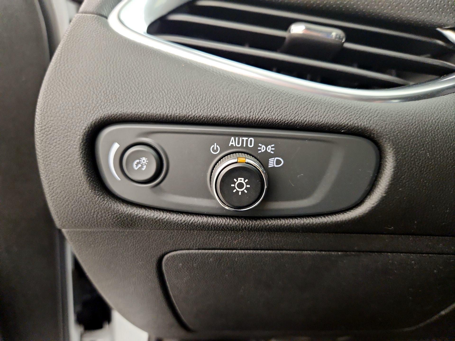 Thumbnail: 2016 Chevrolet Malibu - 13