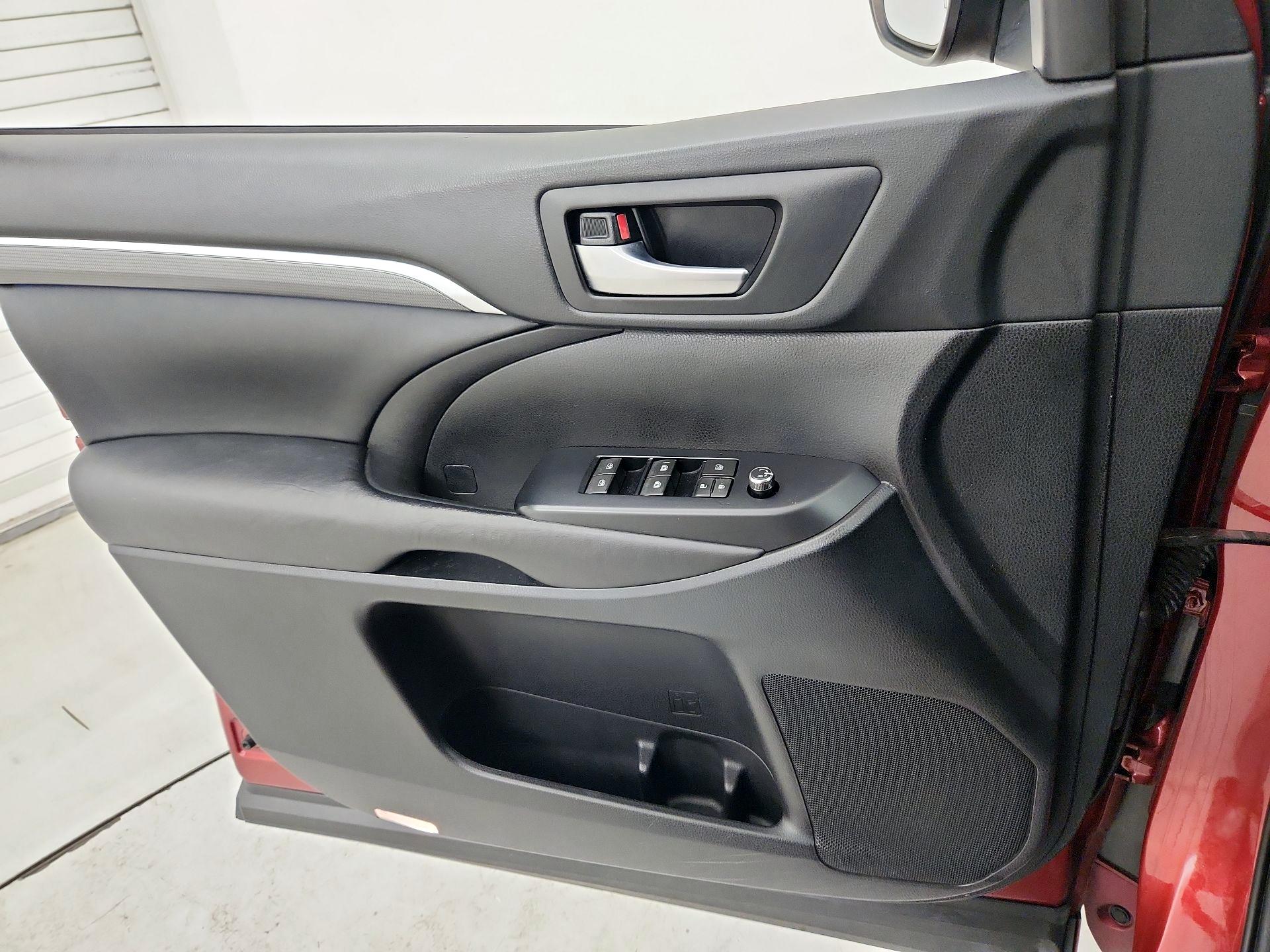 Thumbnail: 2018 Toyota Highlander - 12