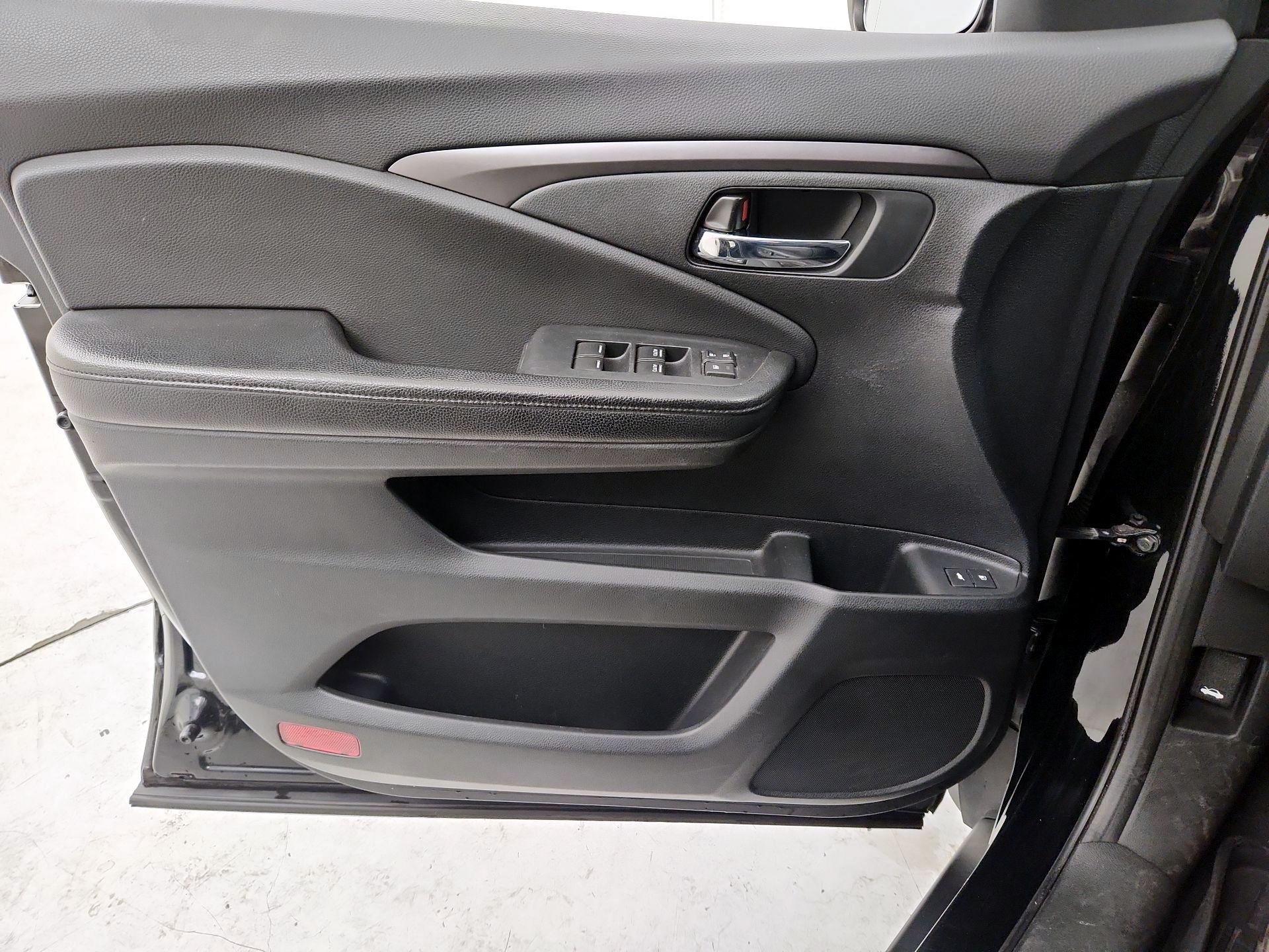 Thumbnail: 2016 Honda Pilot - 12