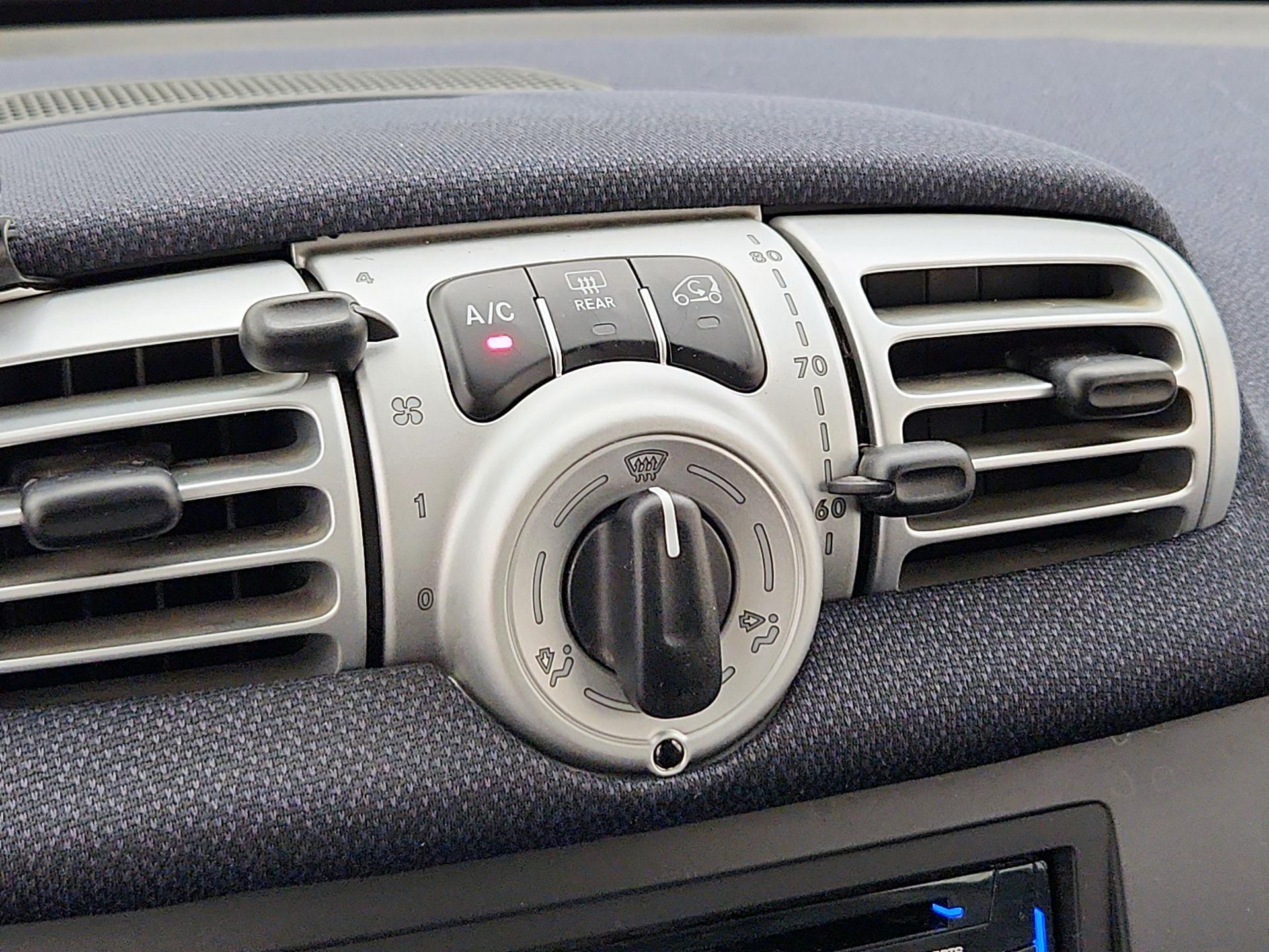 Thumbnail: 2015 smart fortwo - 14