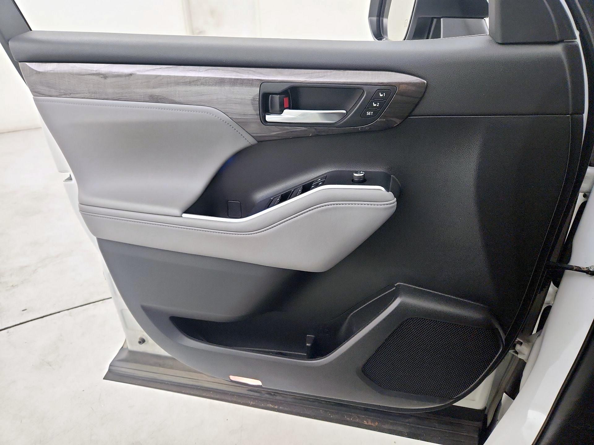 Thumbnail: 2022 Toyota Highlander - 12