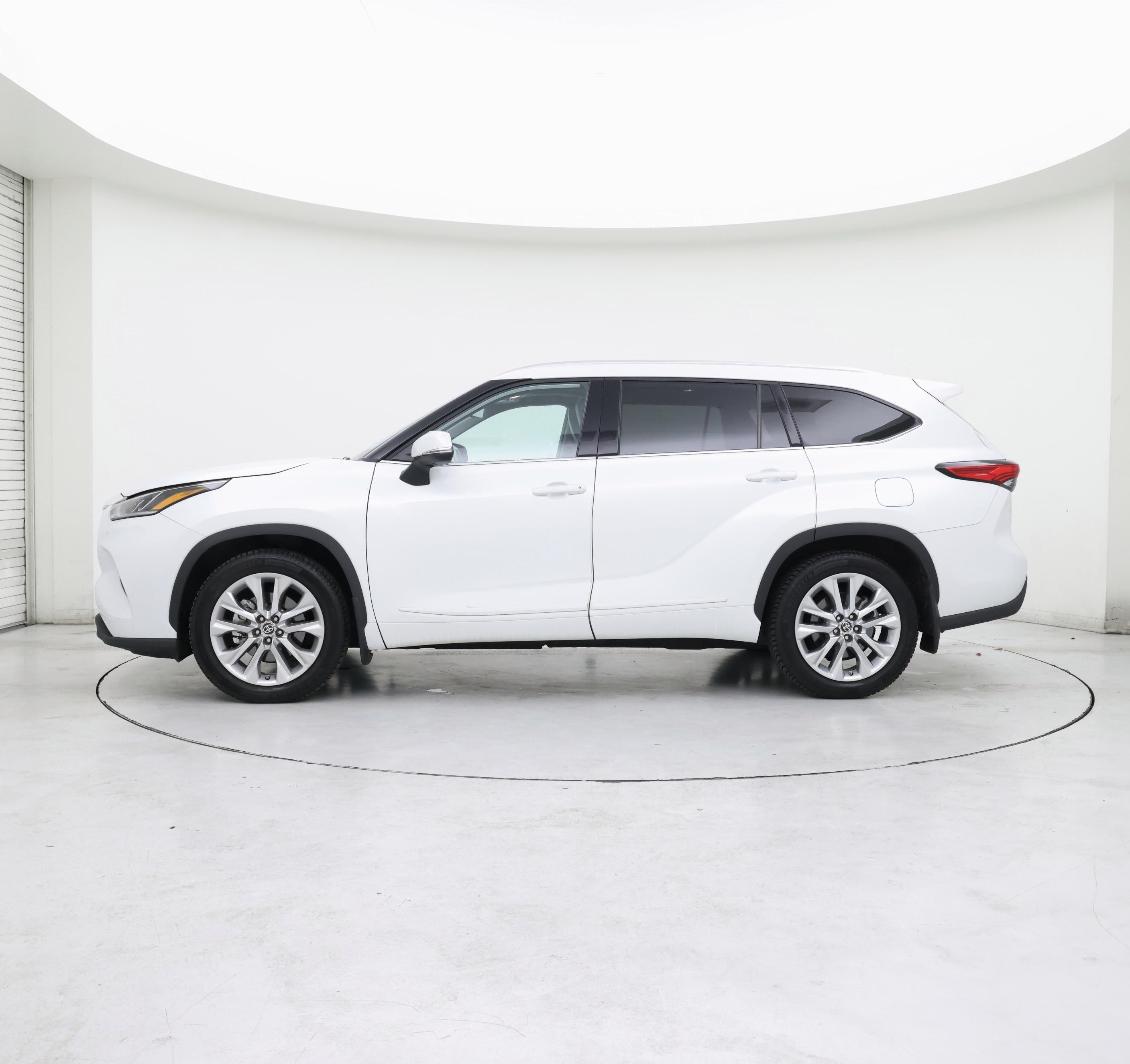 Thumbnail: 2022 Toyota Highlander - 3