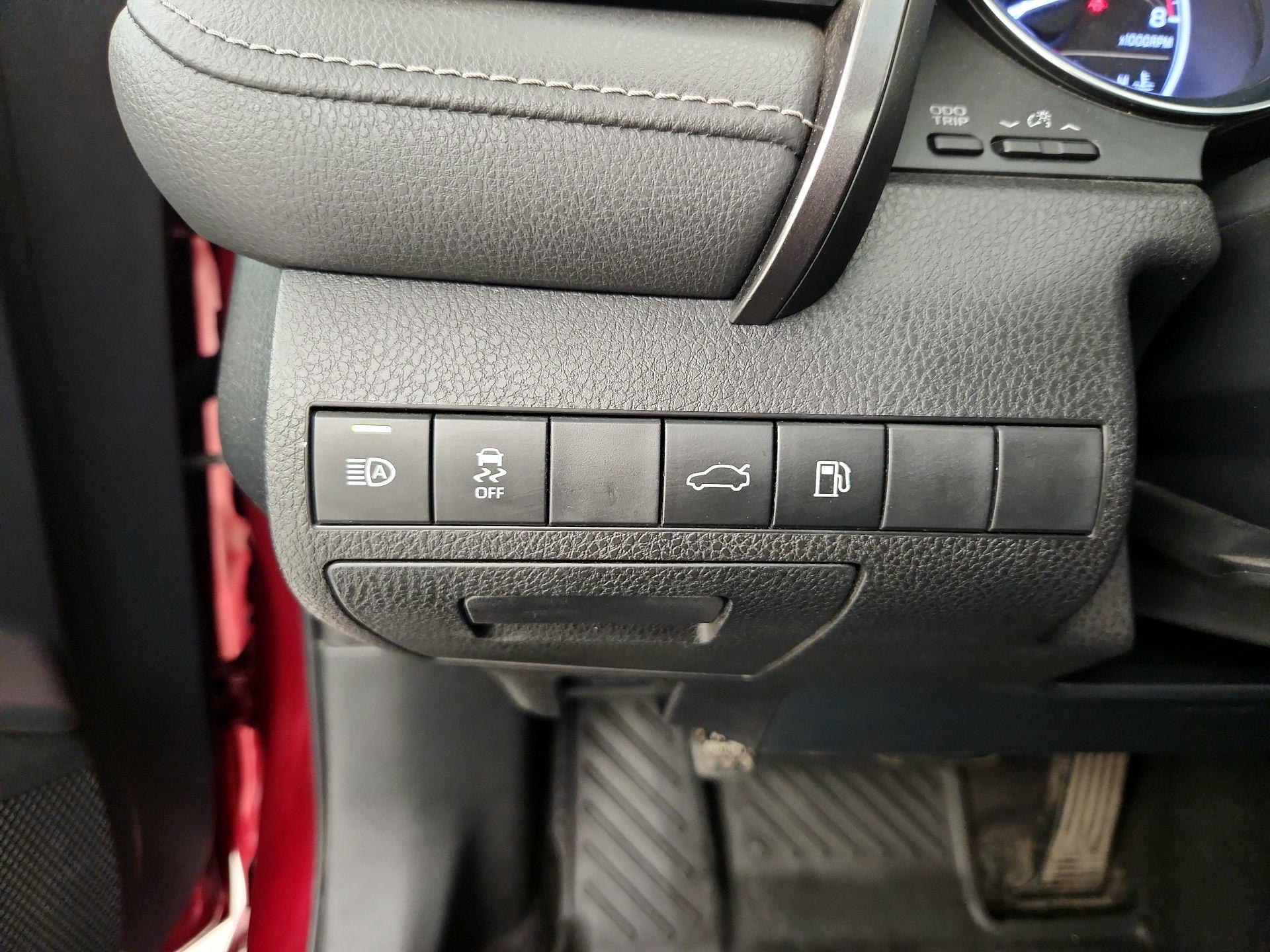 Thumbnail: 2018 Toyota Camry - 13