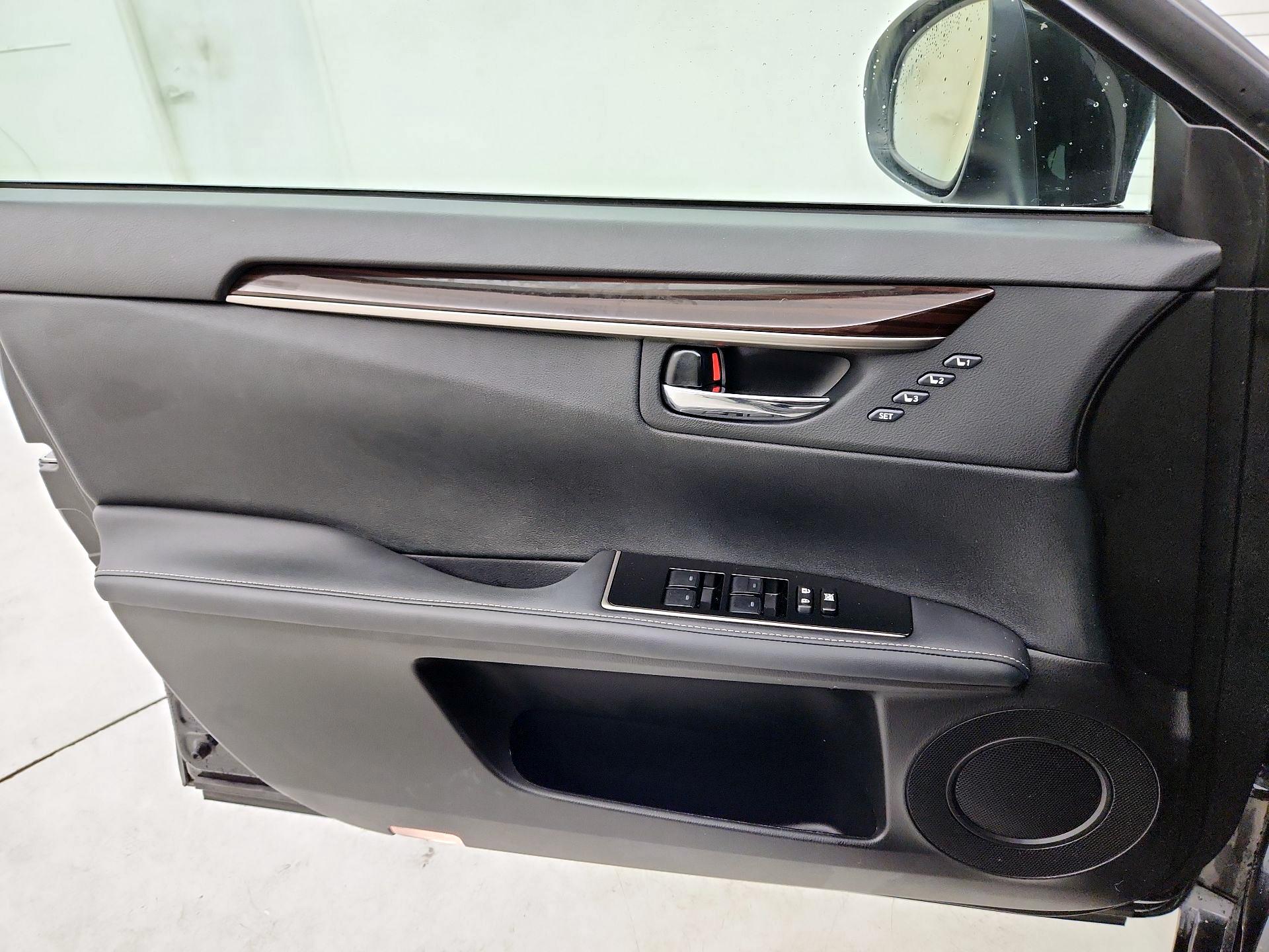 Thumbnail: 2018 Lexus ES - 12