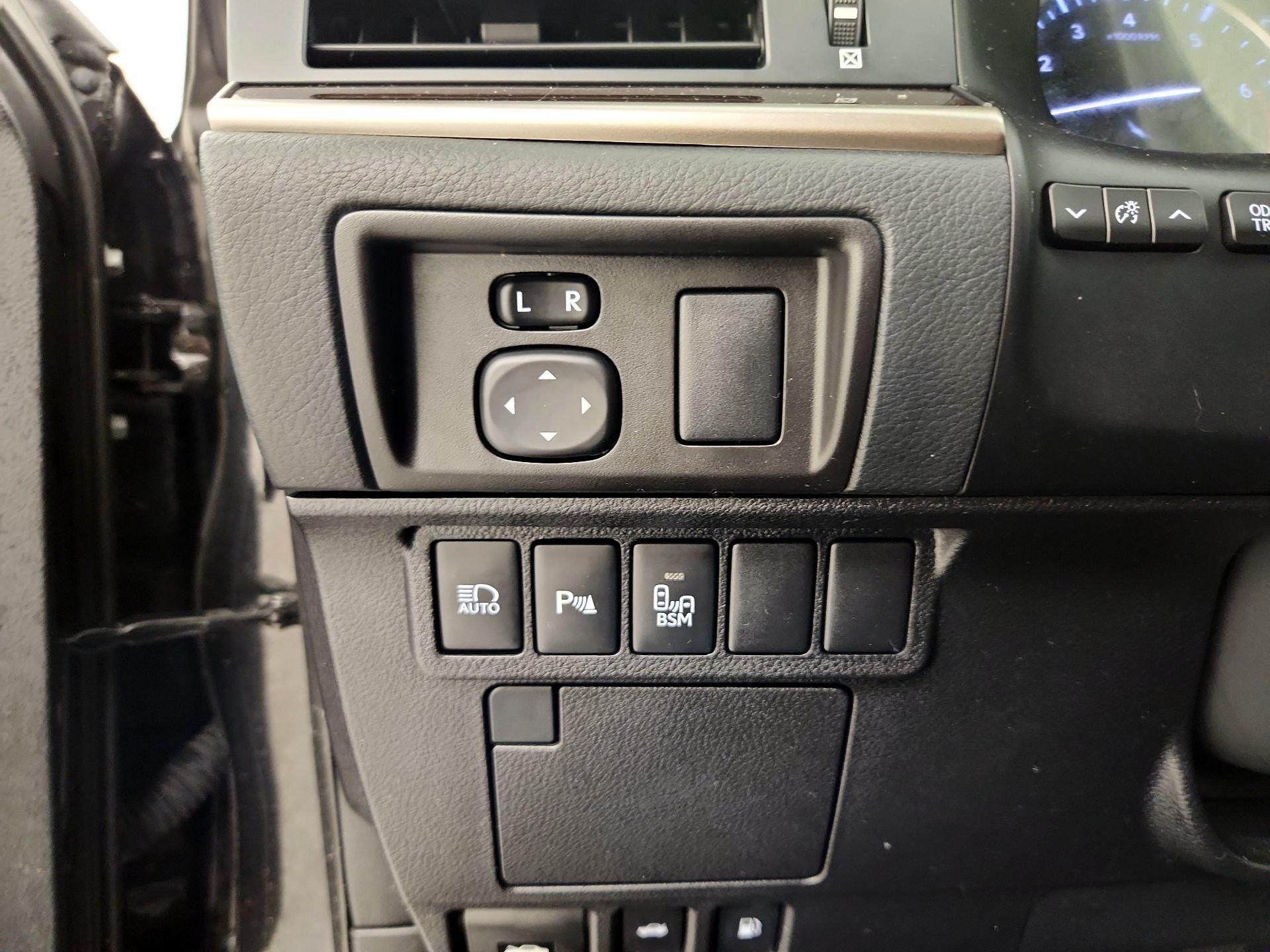 Thumbnail: 2018 Lexus ES - 13