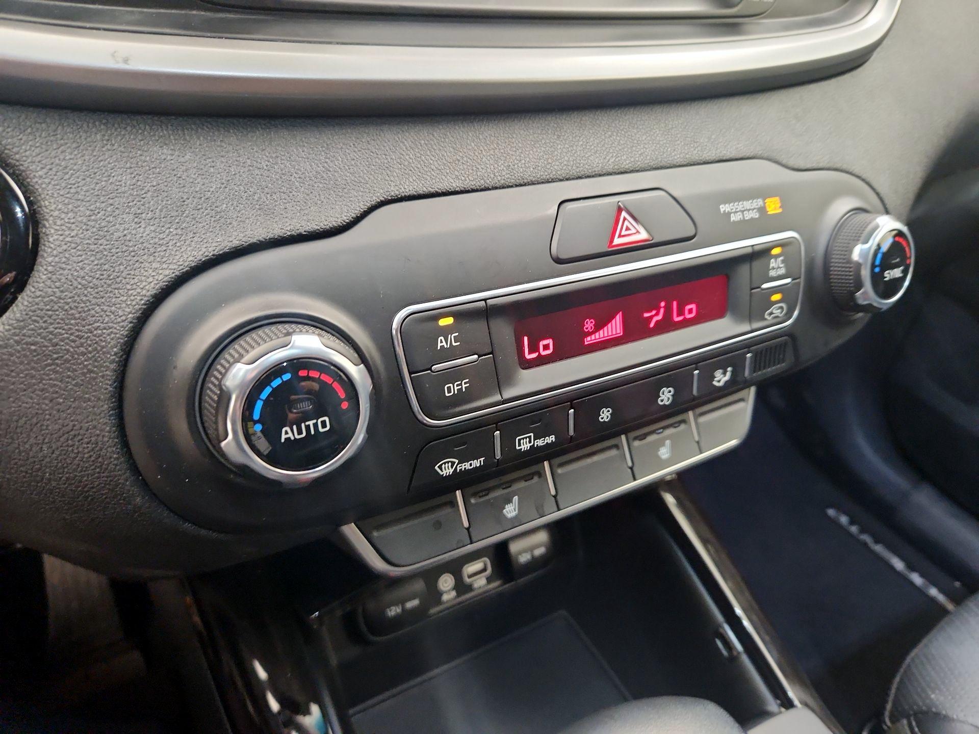 Thumbnail: 2020 Kia Sorento - 16