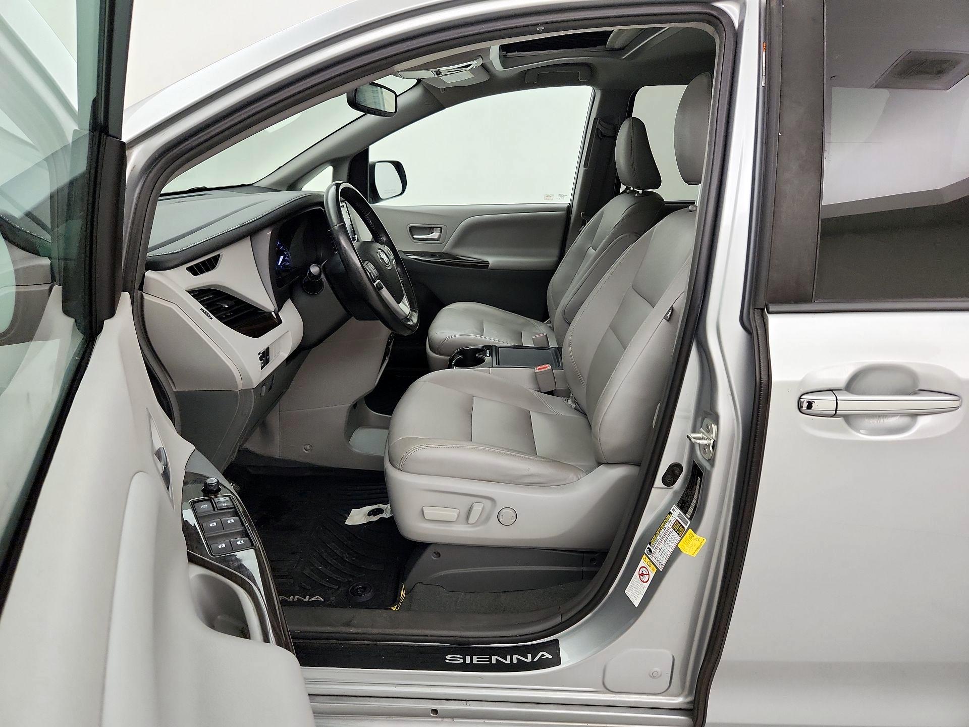 Thumbnail: 2019 Toyota Sienna - 11