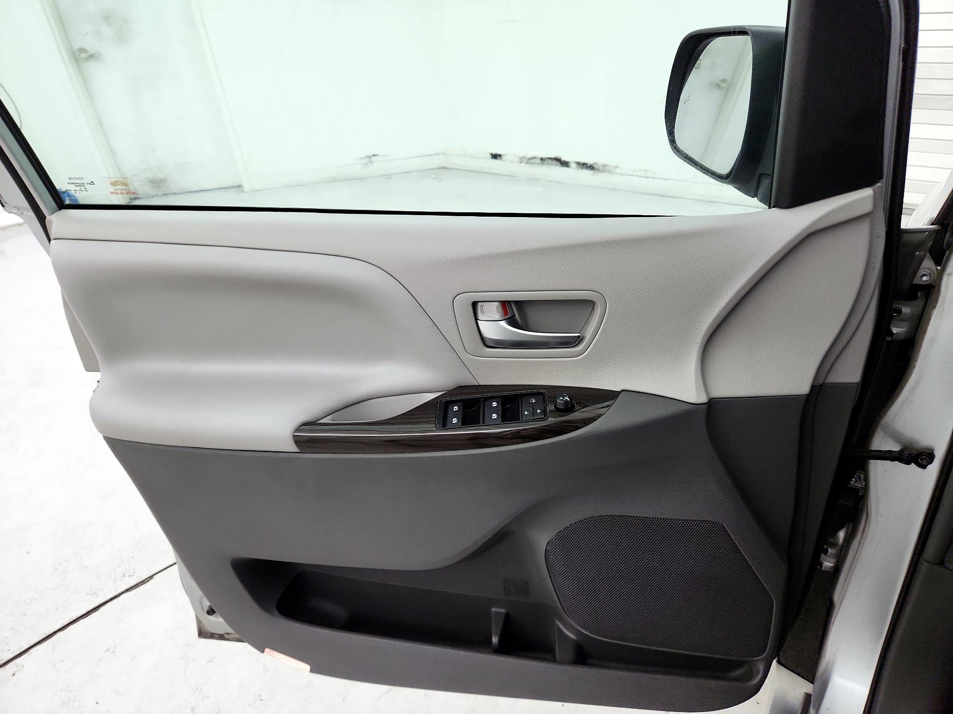 Thumbnail: 2019 Toyota Sienna - 12