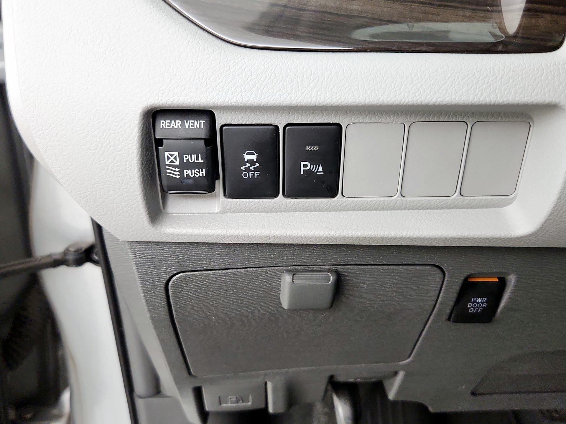 Thumbnail: 2019 Toyota Sienna - 13