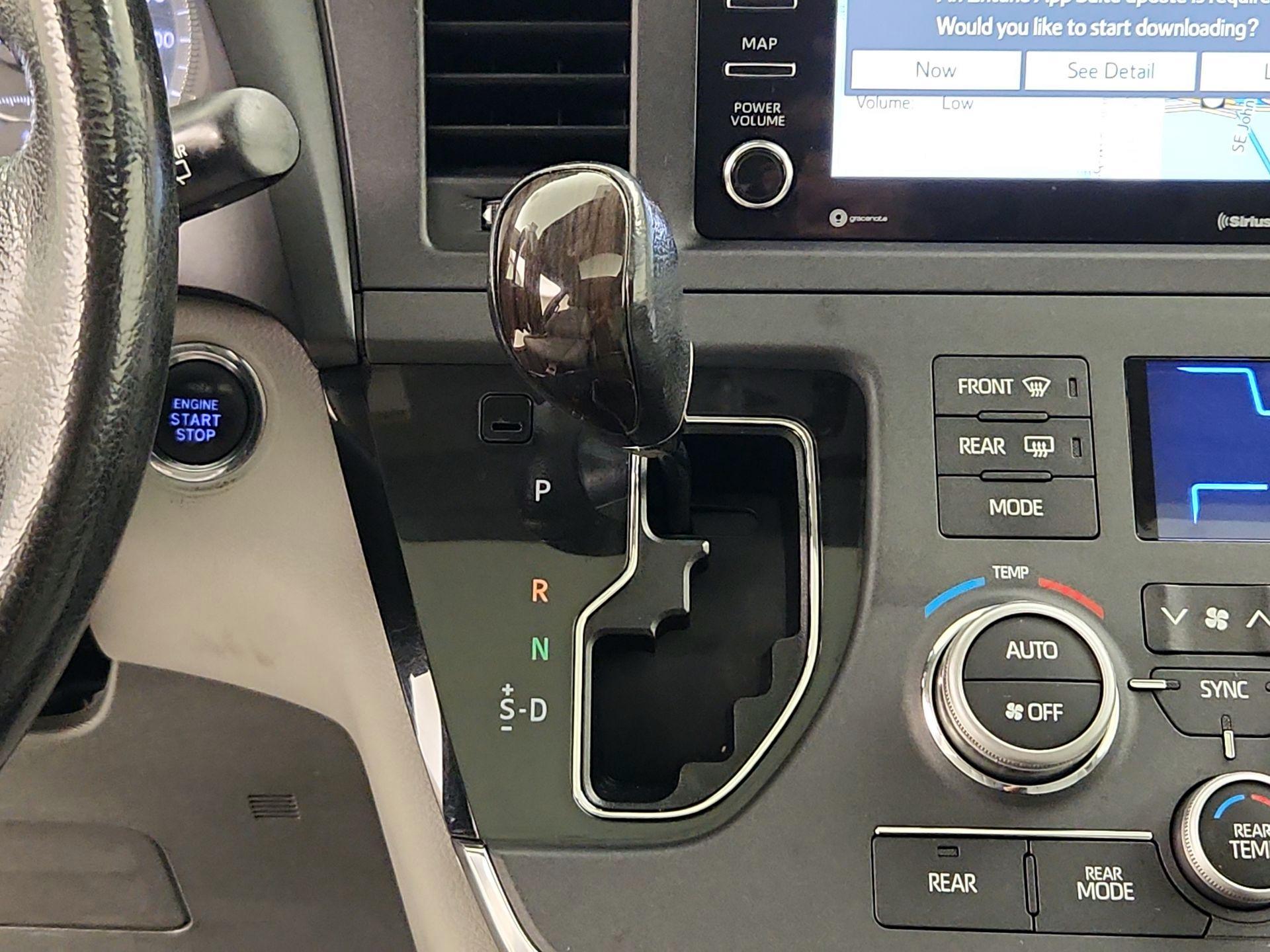 Thumbnail: 2019 Toyota Sienna - 18