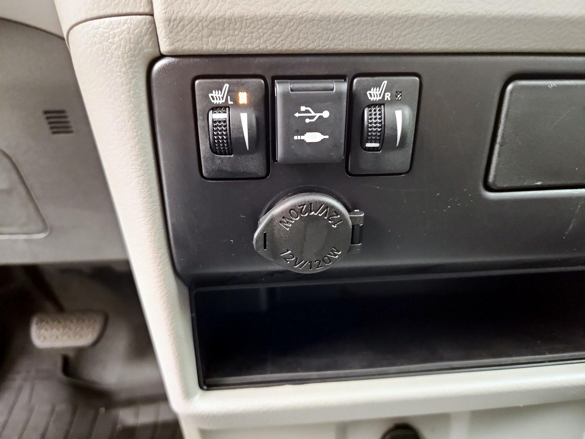 Thumbnail: 2019 Toyota Sienna - 19