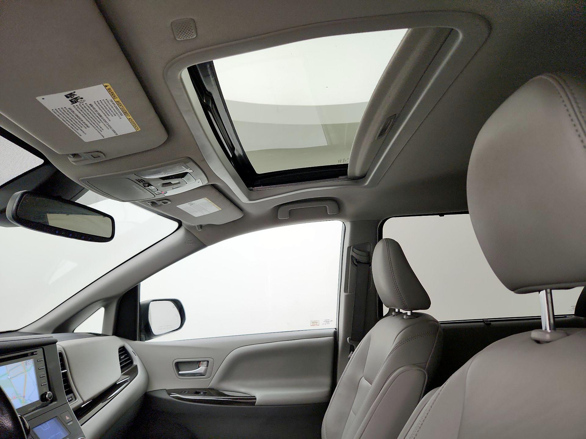 Thumbnail: 2019 Toyota Sienna - 20