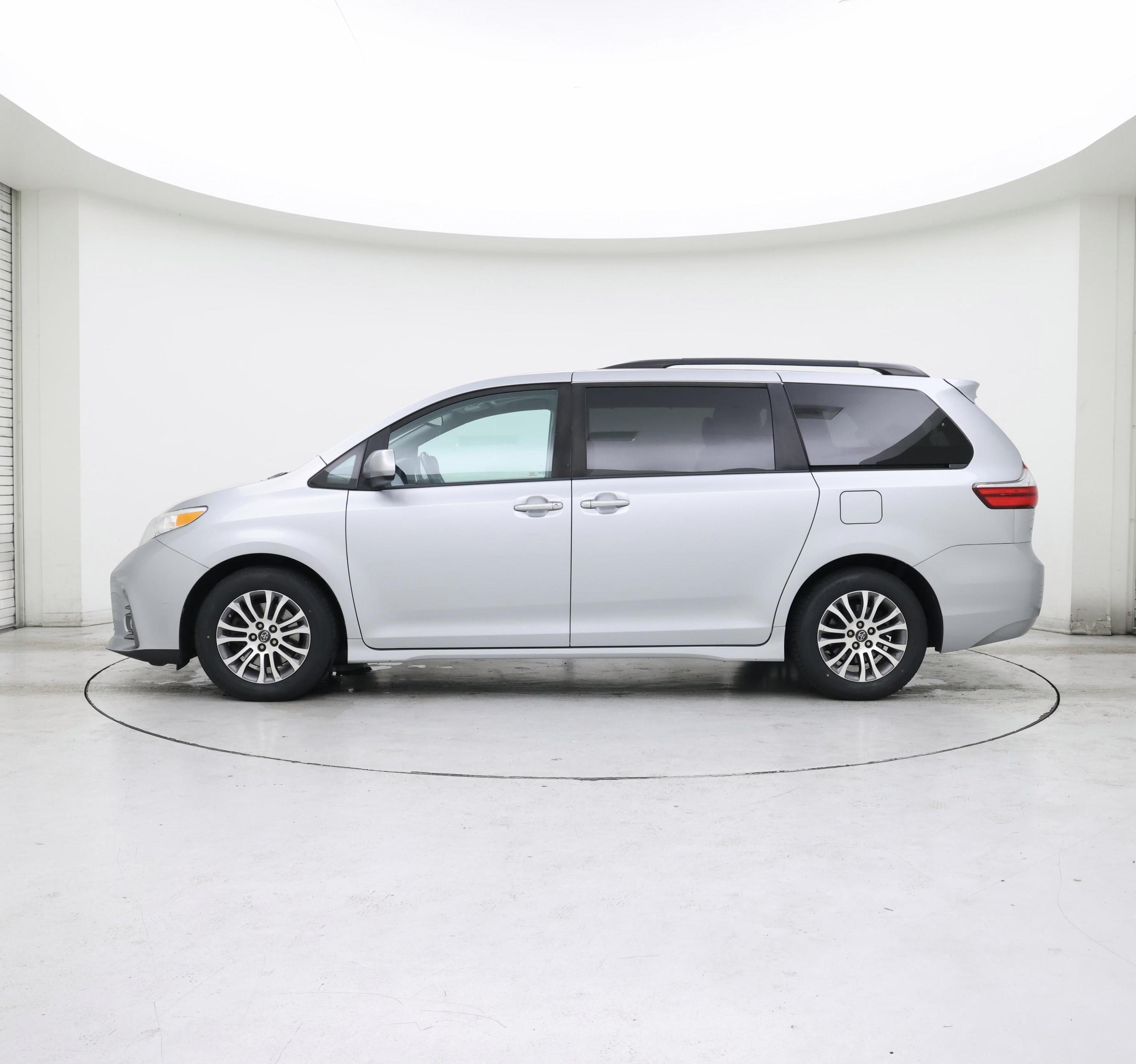Thumbnail: 2019 Toyota Sienna - 3