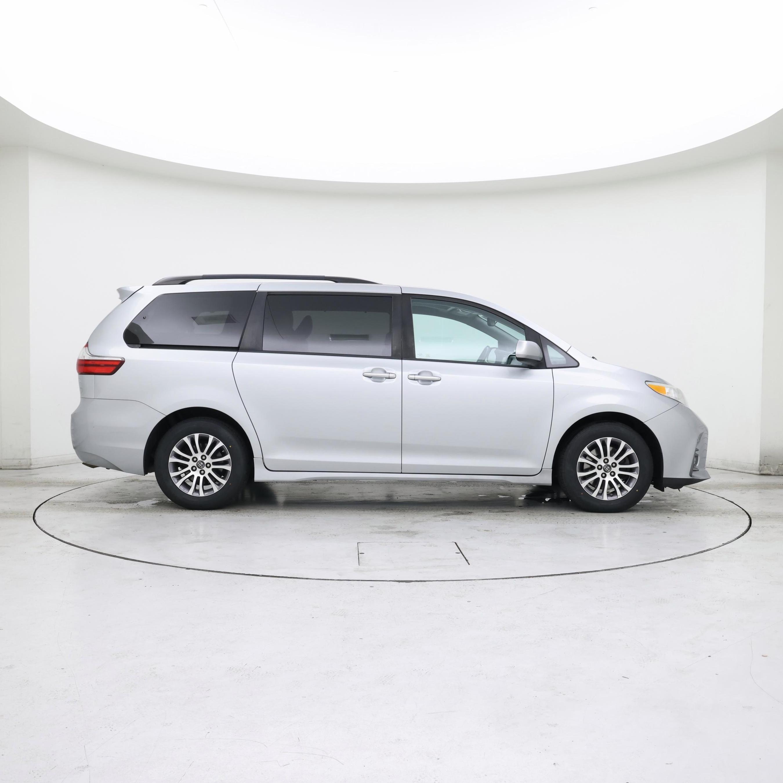 Thumbnail: 2019 Toyota Sienna - 7