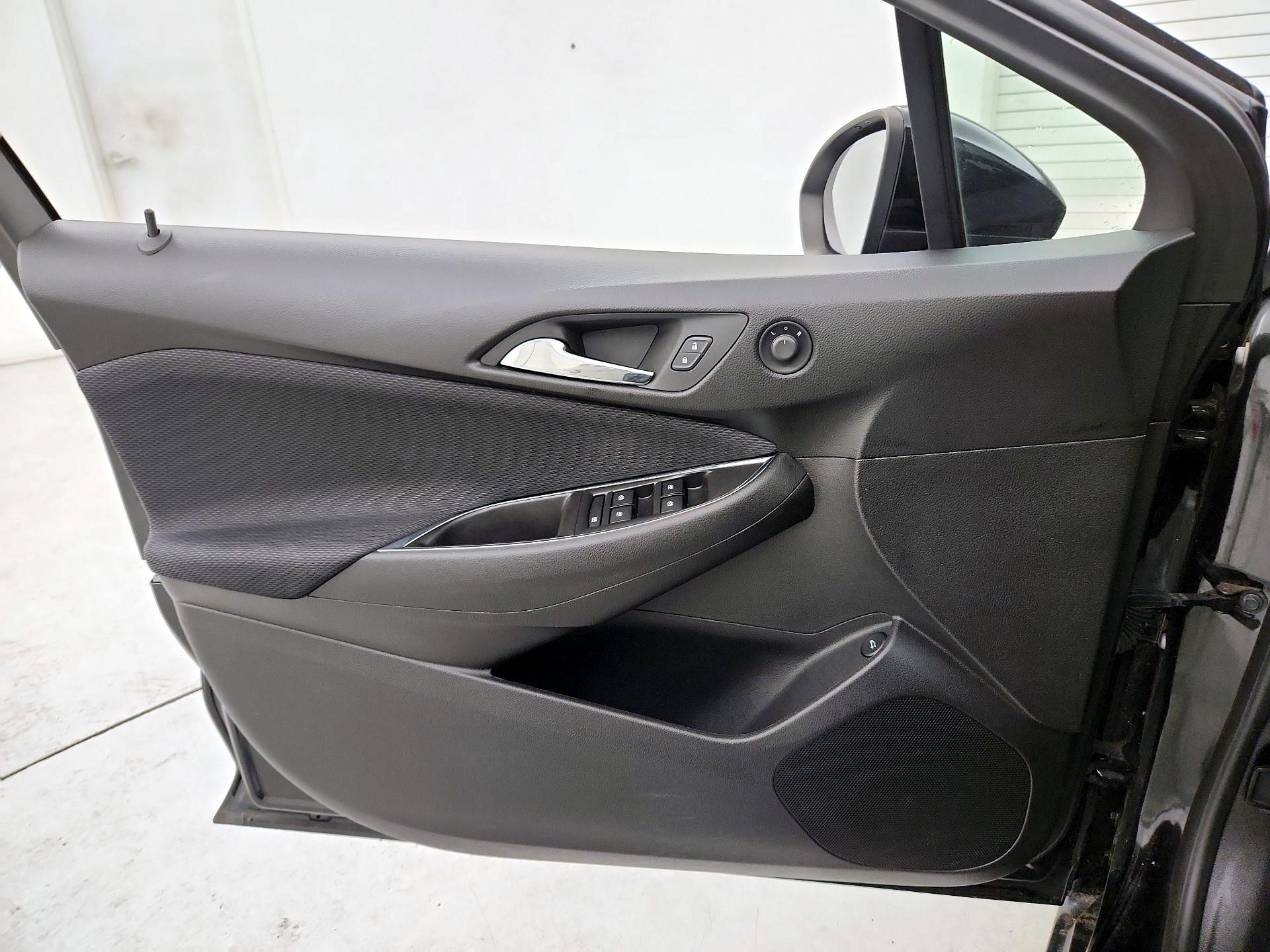 Thumbnail: 2017 Chevrolet Cruze - 12