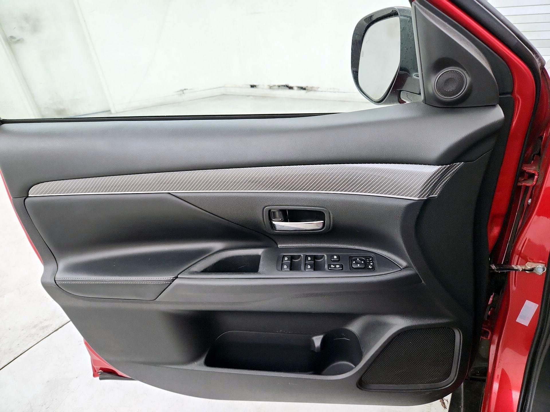 Thumbnail: 2019 Mitsubishi Outlander - 12