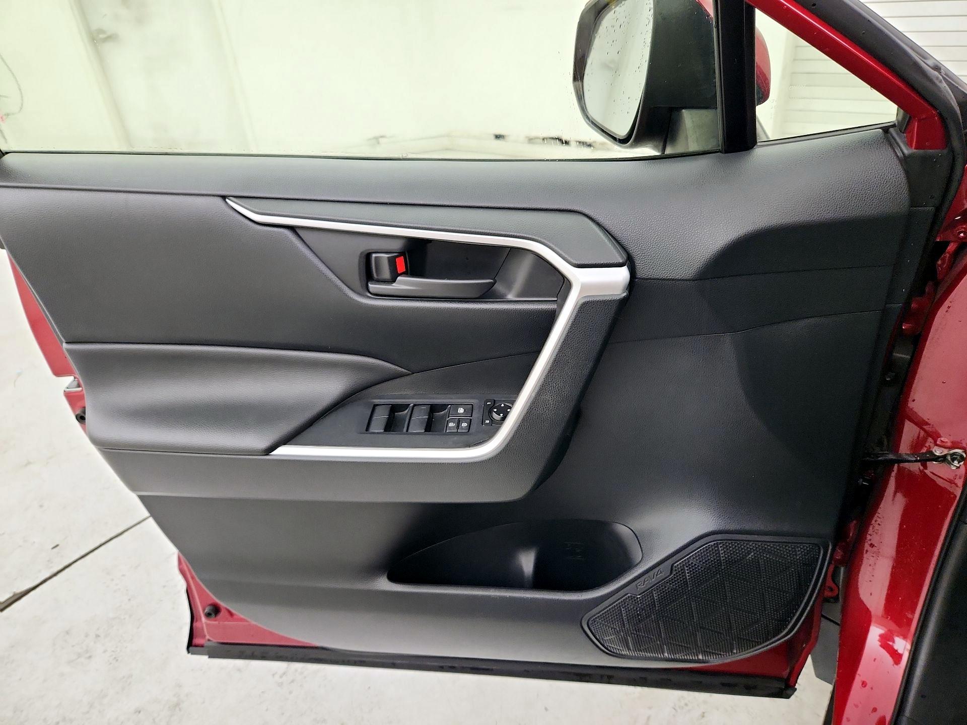 Thumbnail: 2019 Toyota RAV4 - 12