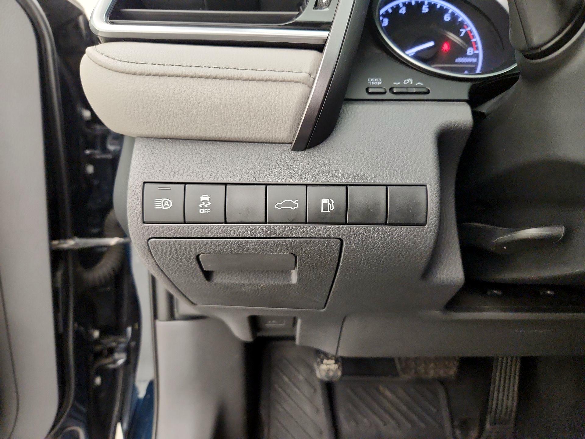 Thumbnail: 2018 Toyota Camry - 13