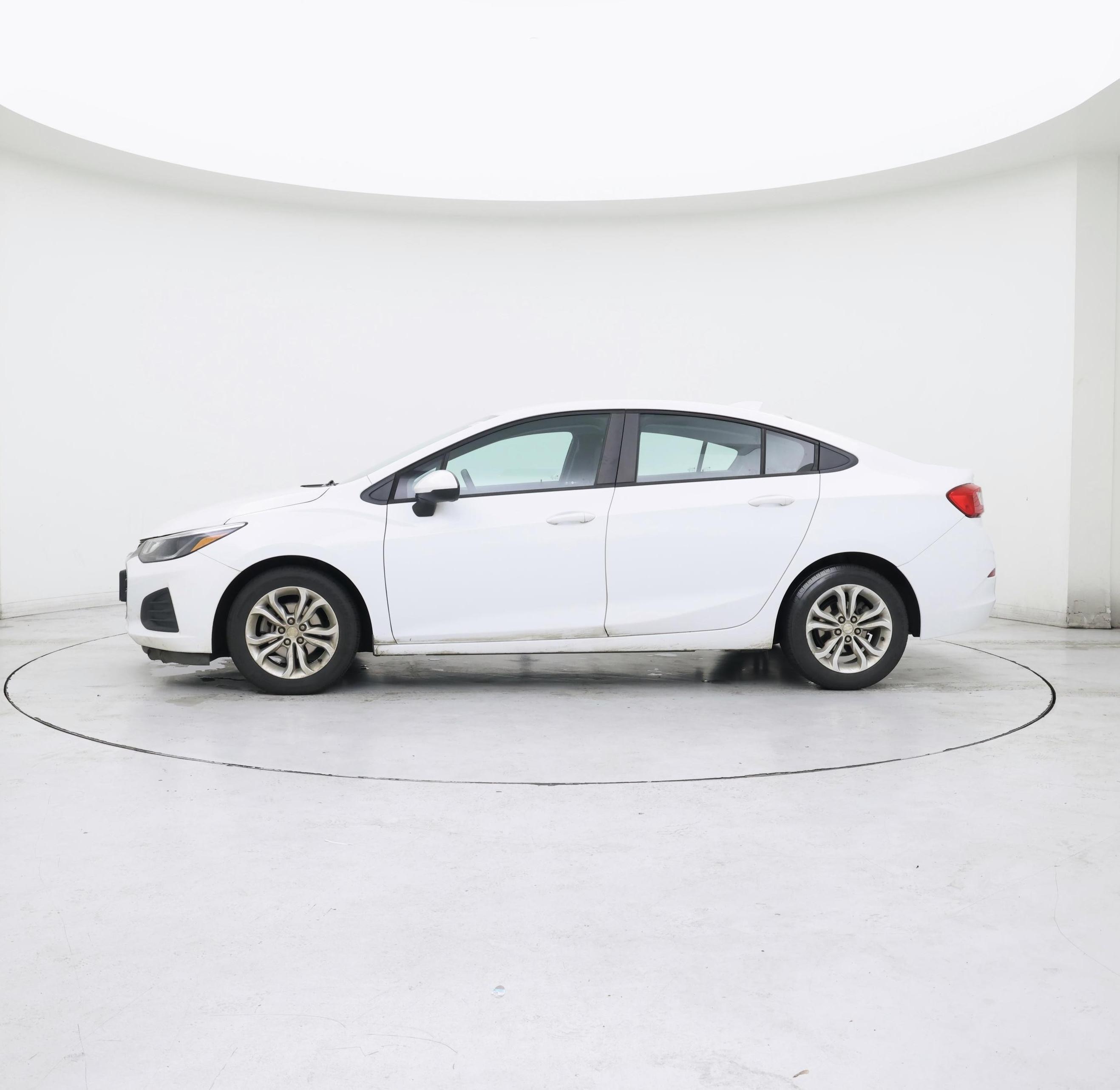 Thumbnail: 2019 Chevrolet Cruze - 3