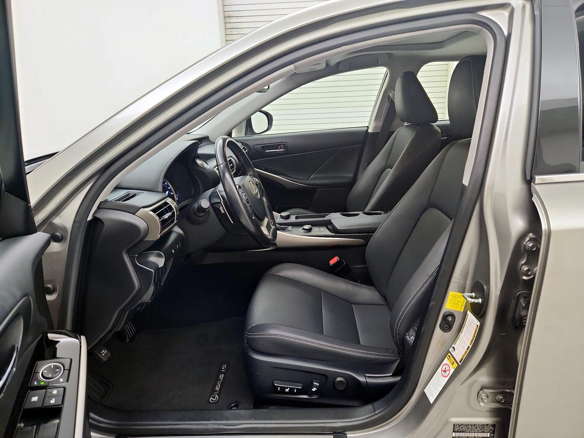 Thumbnail: 2016 Lexus IS - 11