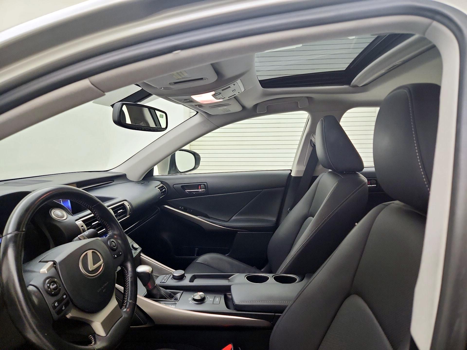 Thumbnail: 2016 Lexus IS - 19