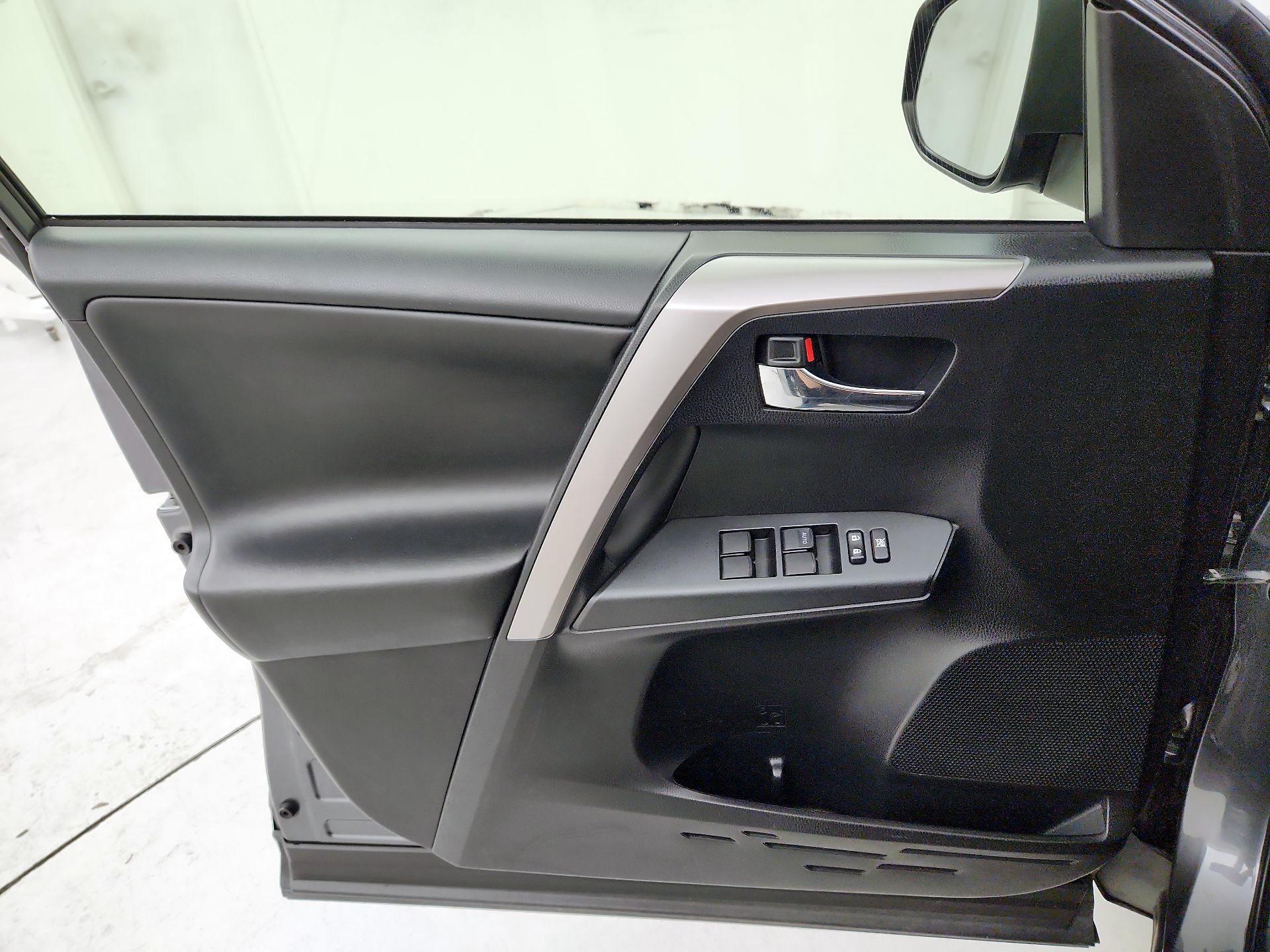 Thumbnail: 2018 Toyota RAV4 - 12