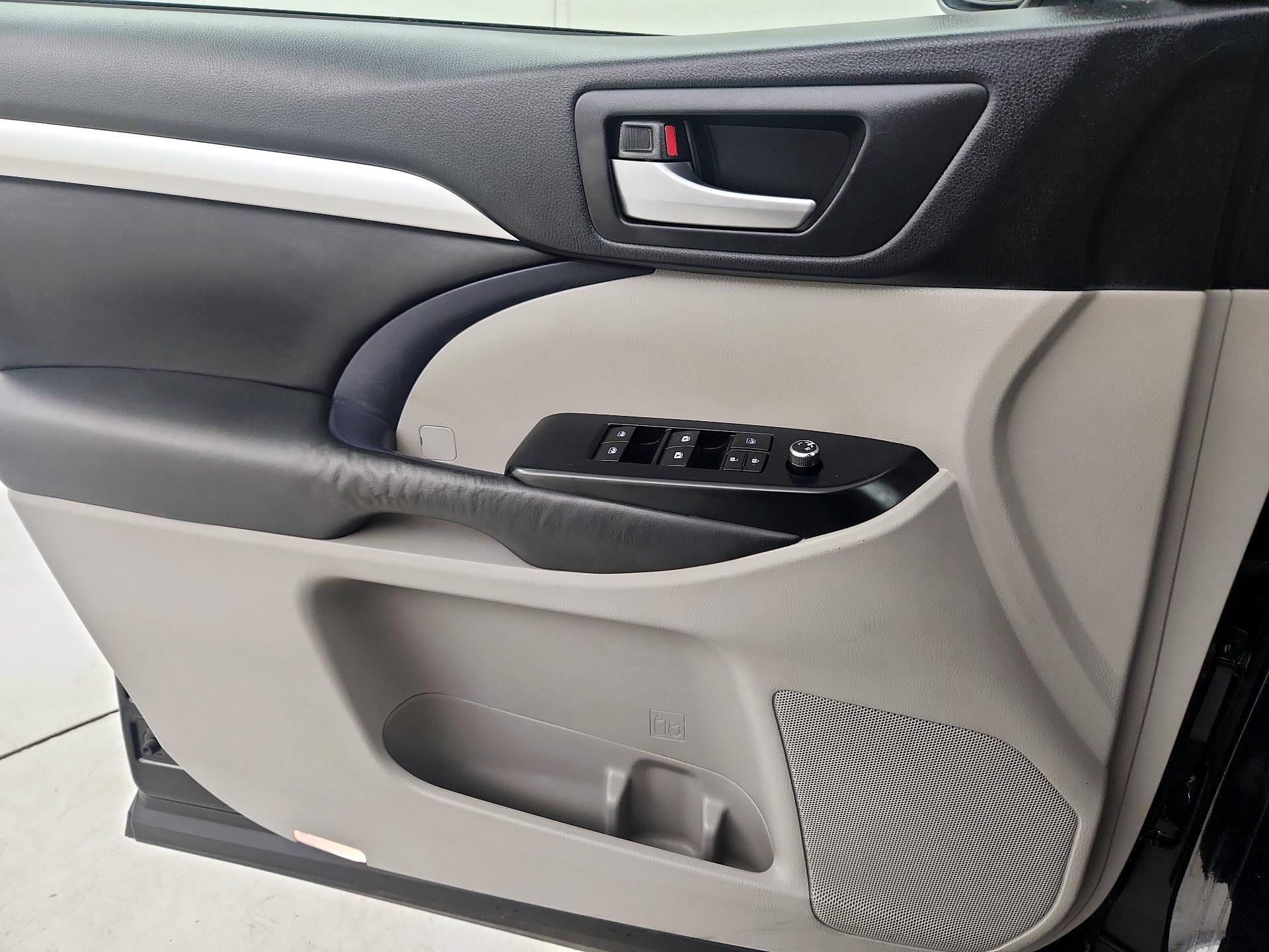 Thumbnail: 2015 Toyota Highlander - 12