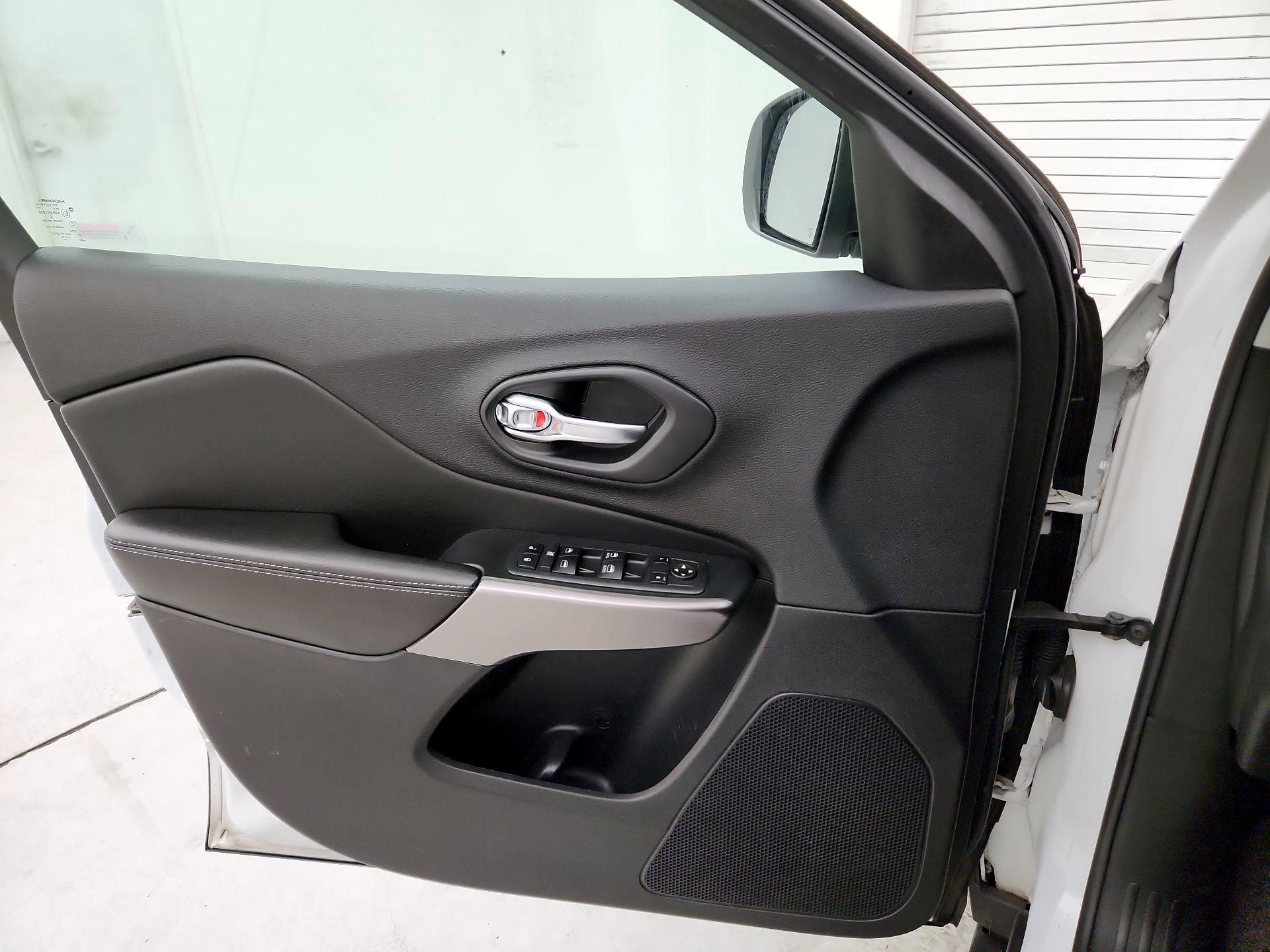 Thumbnail: 2020 Jeep Cherokee - 12