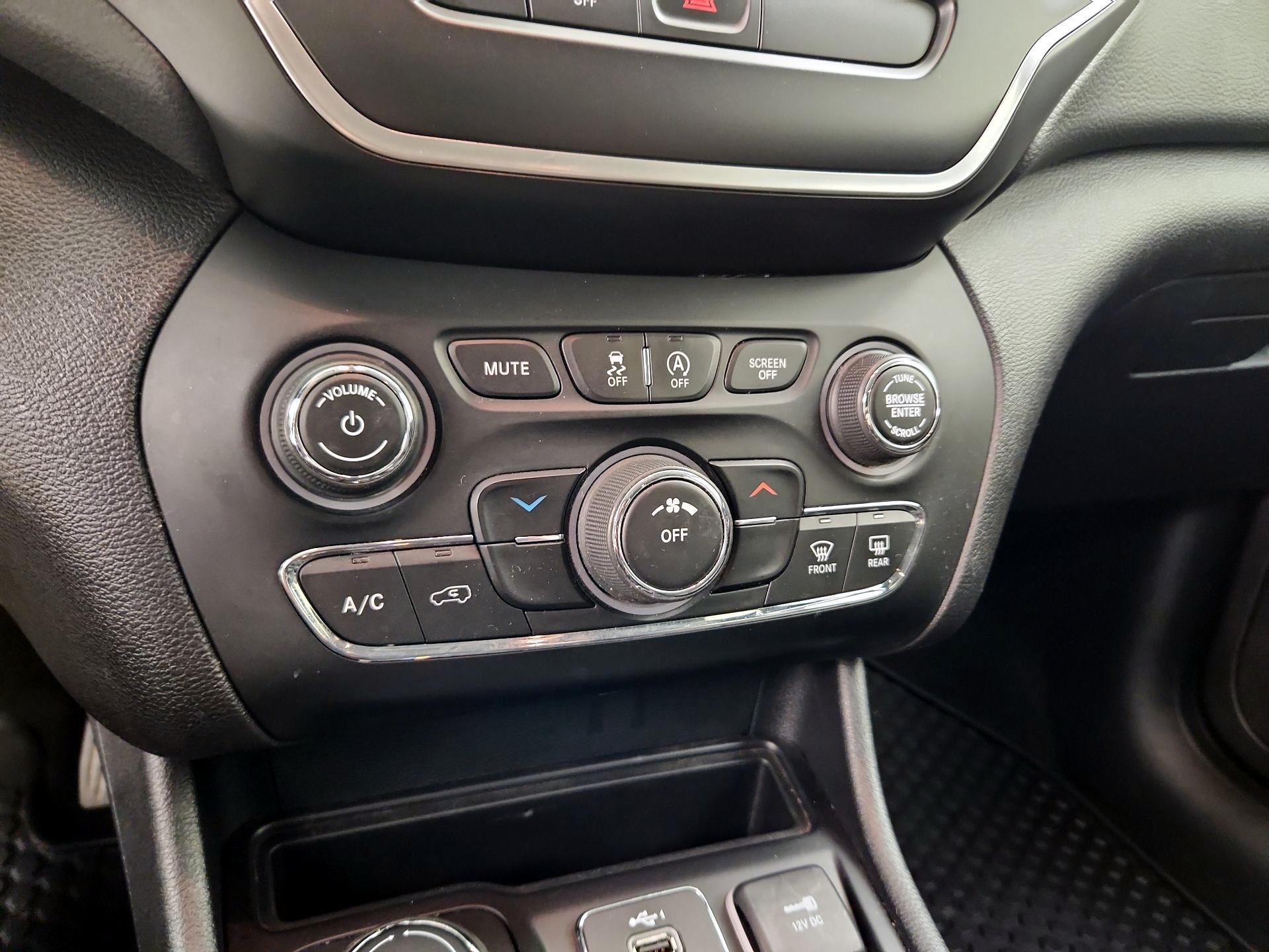 Thumbnail: 2020 Jeep Cherokee - 16