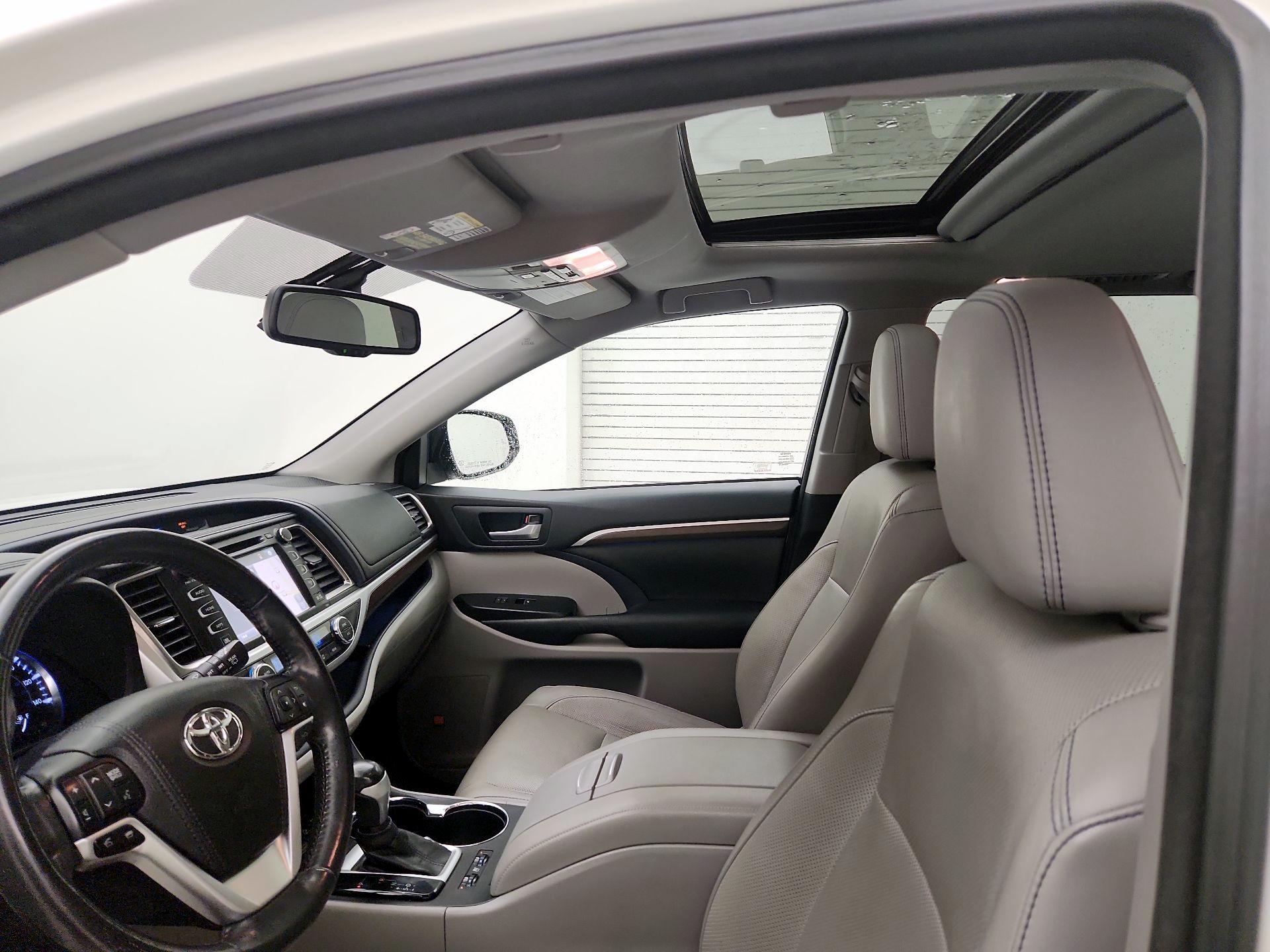 Thumbnail: 2015 Toyota Highlander - 20