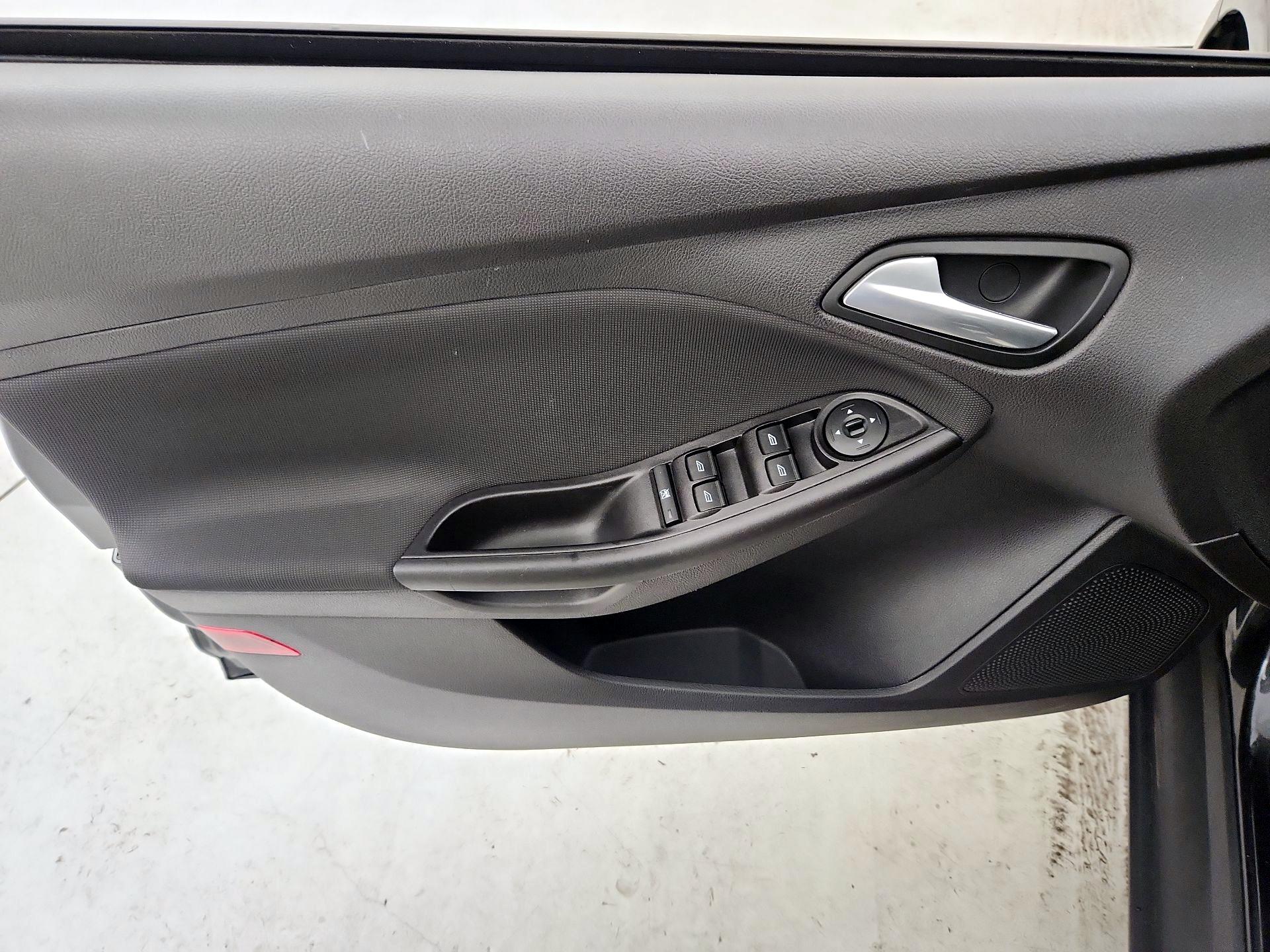 Thumbnail: 2014 Ford Focus - 12