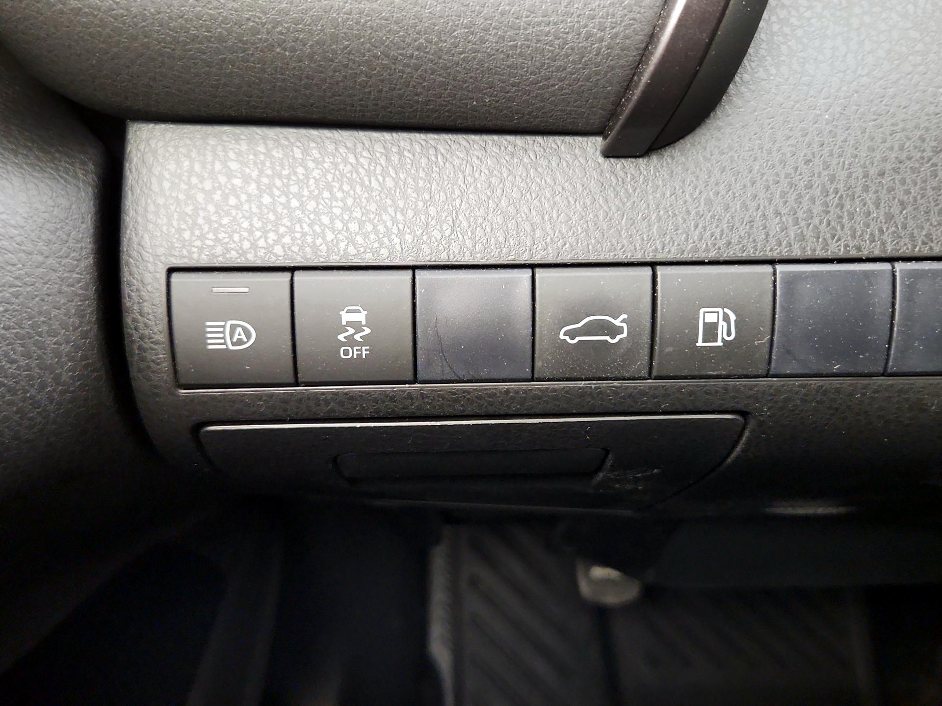 Thumbnail: 2018 Toyota Camry - 13