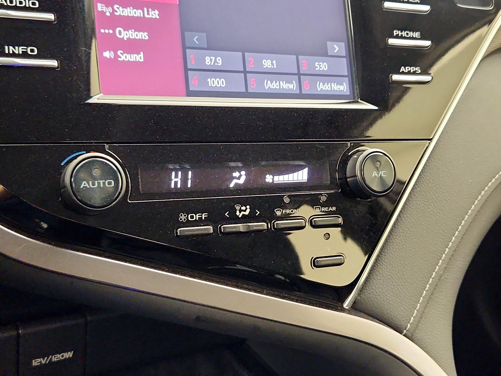 Thumbnail: 2018 Toyota Camry - 16