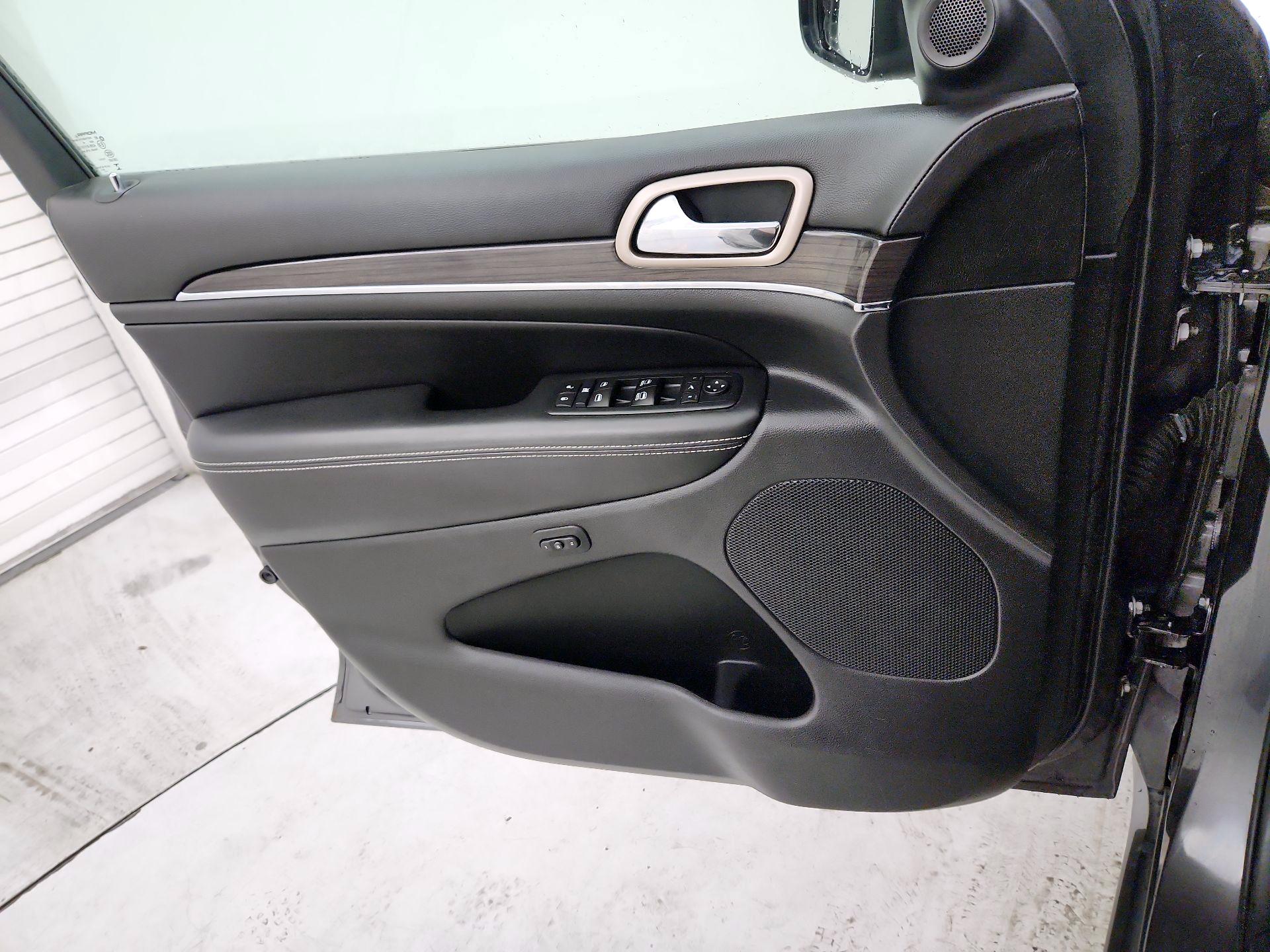 Thumbnail: 2017 Jeep Grand Cherokee - 12