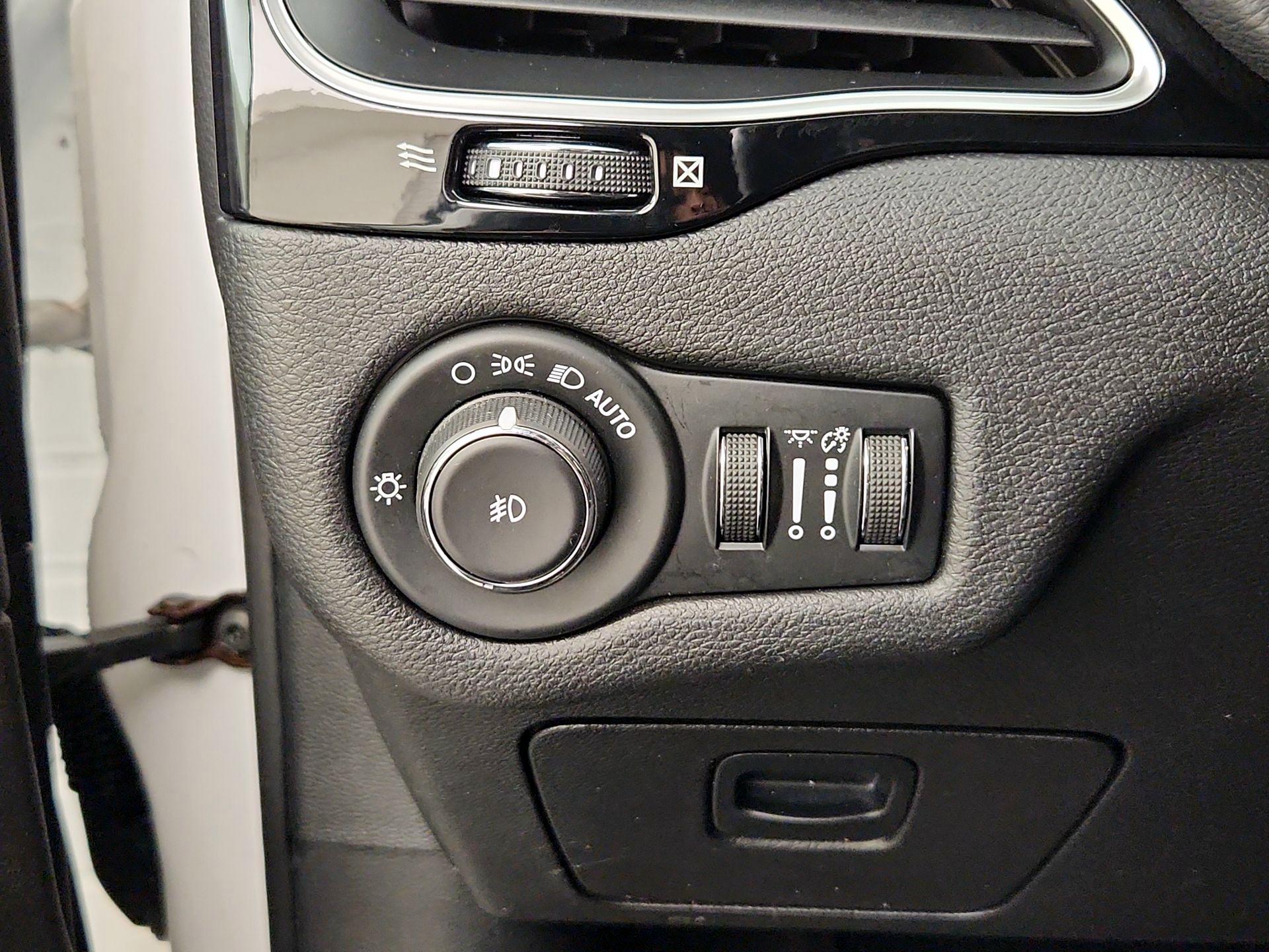 Thumbnail: 2020 Jeep Cherokee - 13