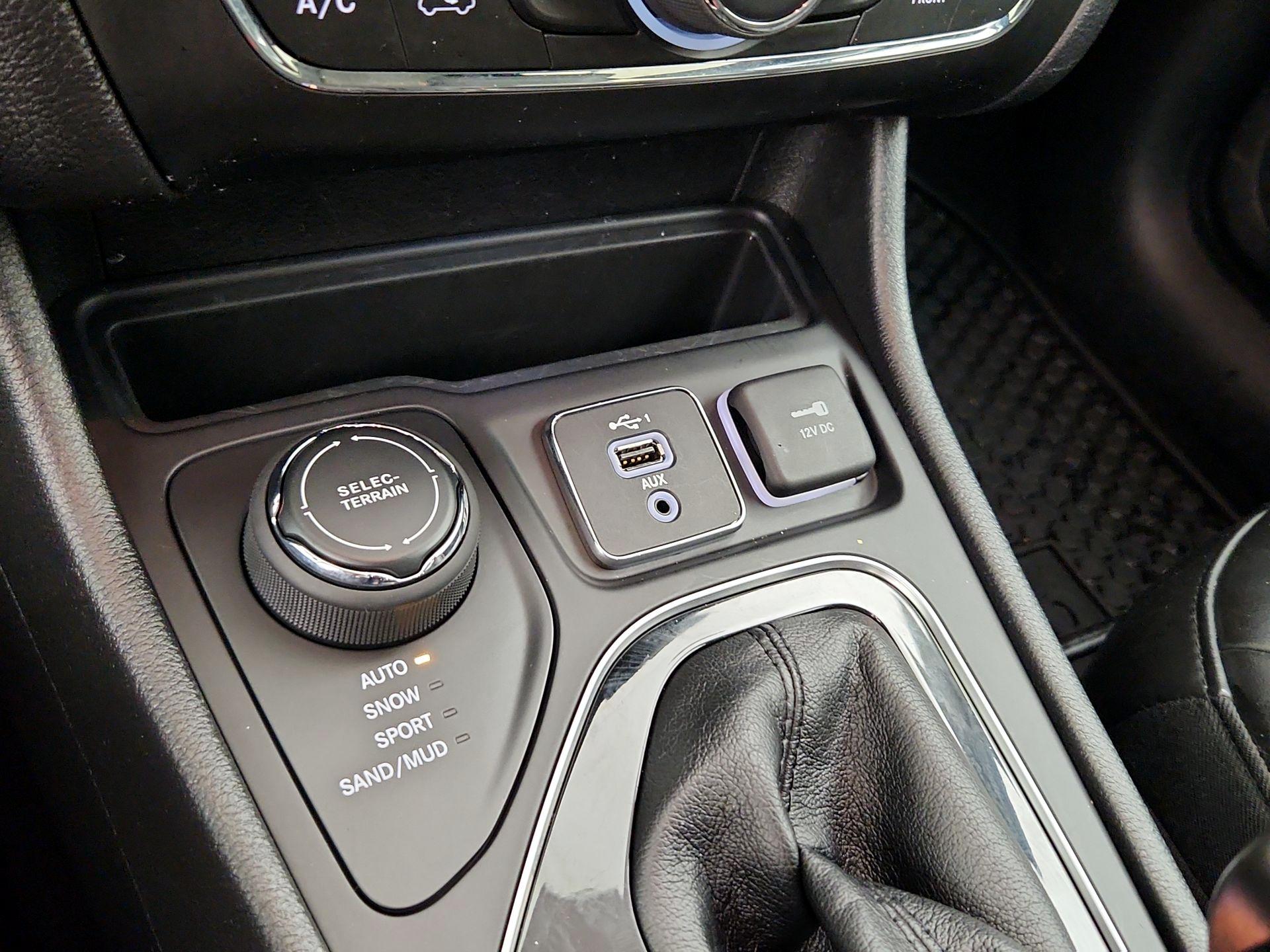 Thumbnail: 2020 Jeep Cherokee - 18