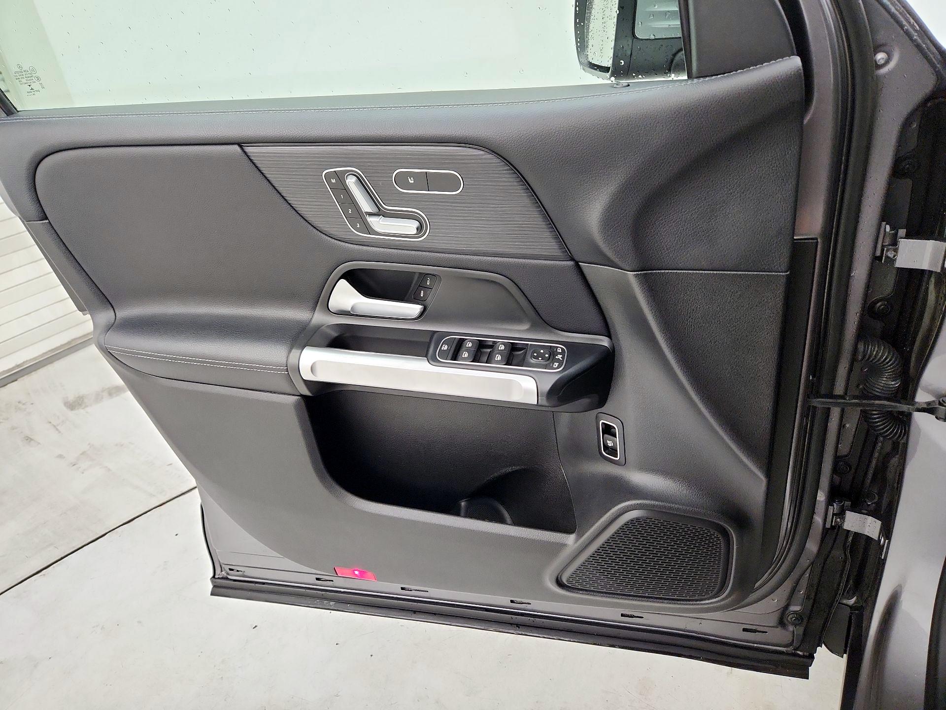 Thumbnail: 2020 Mercedes-Benz GLB - 12