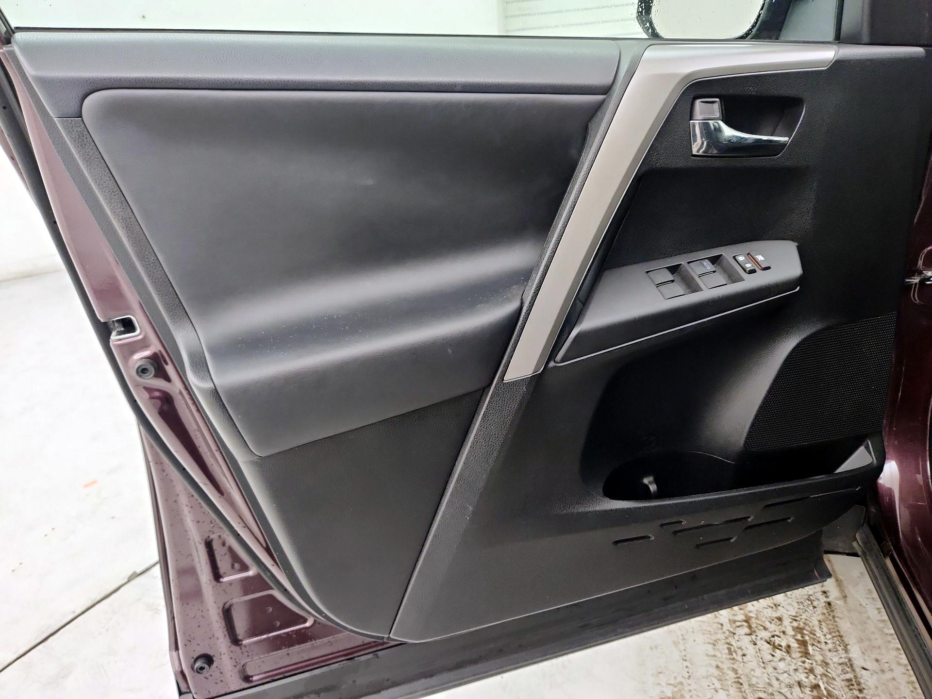 Thumbnail: 2016 Toyota RAV4 - 12