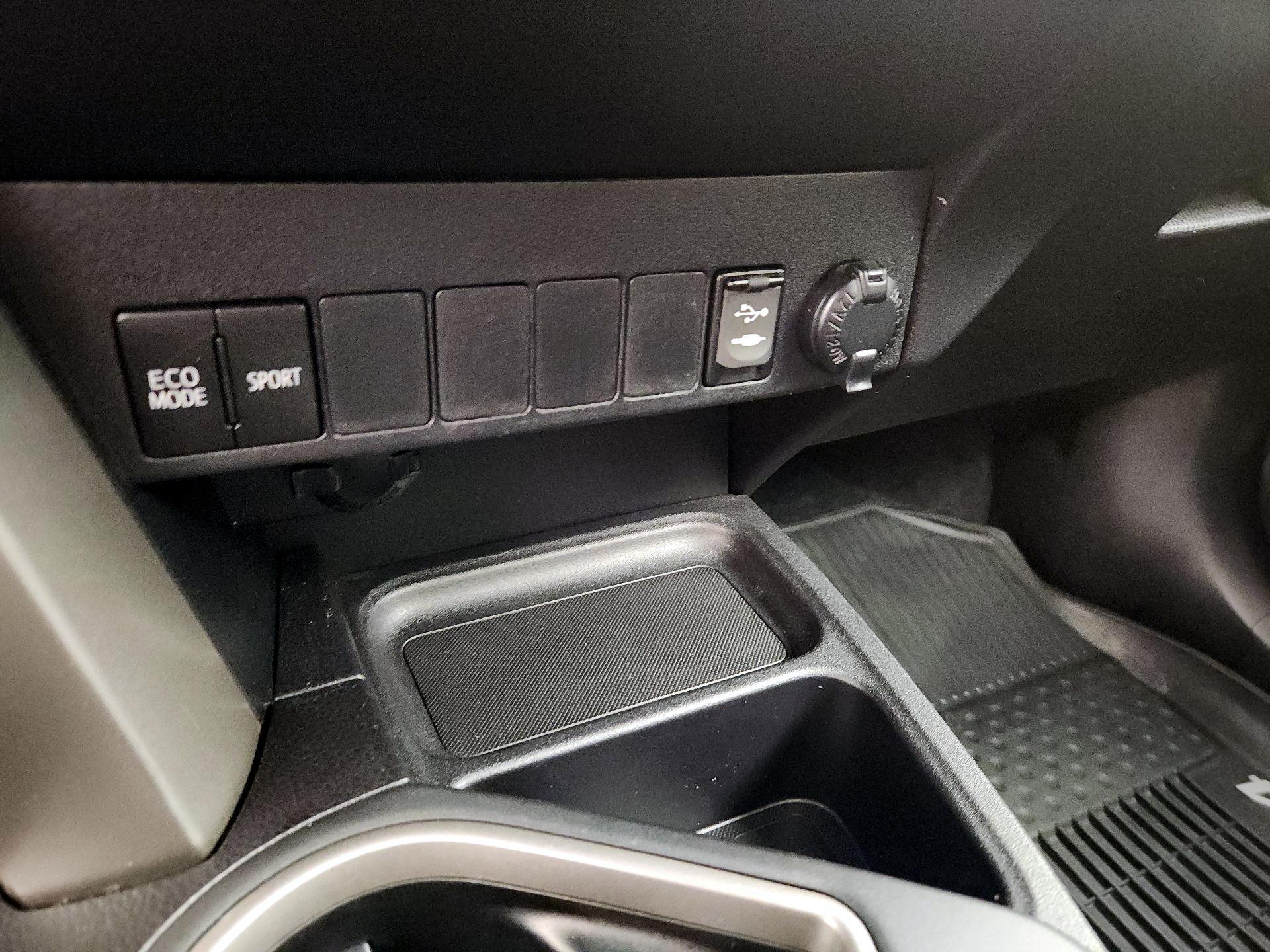 Thumbnail: 2016 Toyota RAV4 - 18
