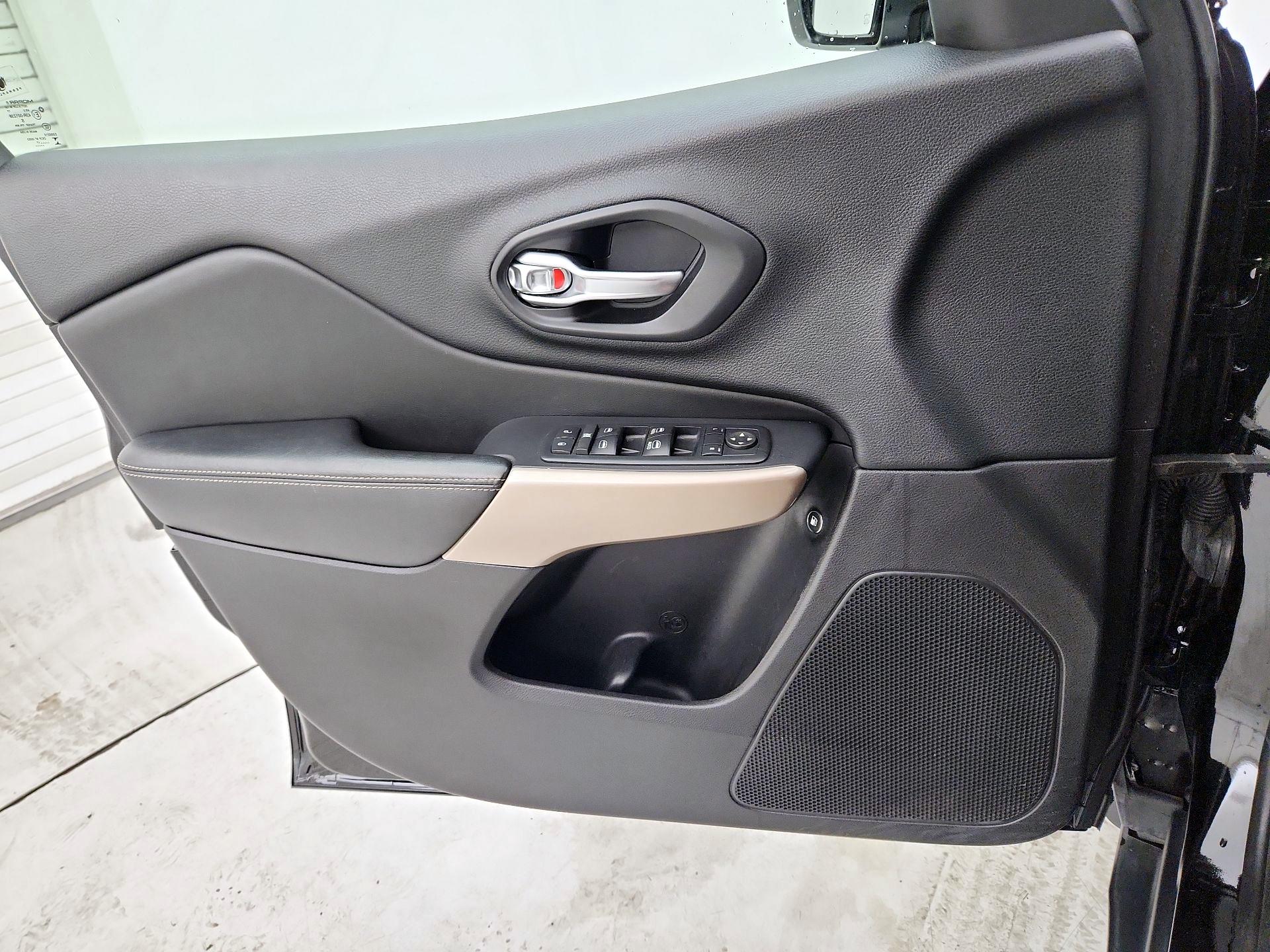 Thumbnail: 2017 Jeep Cherokee - 12