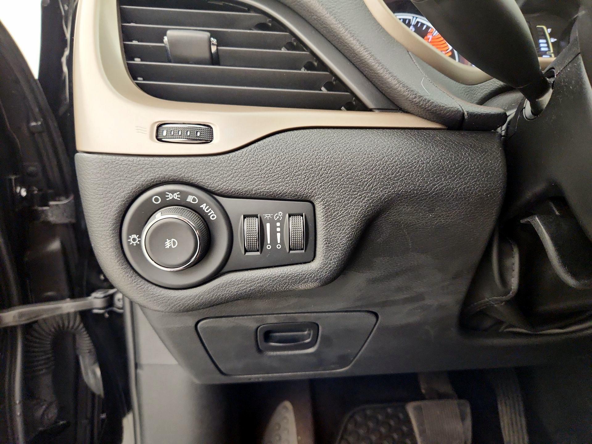 Thumbnail: 2017 Jeep Cherokee - 13