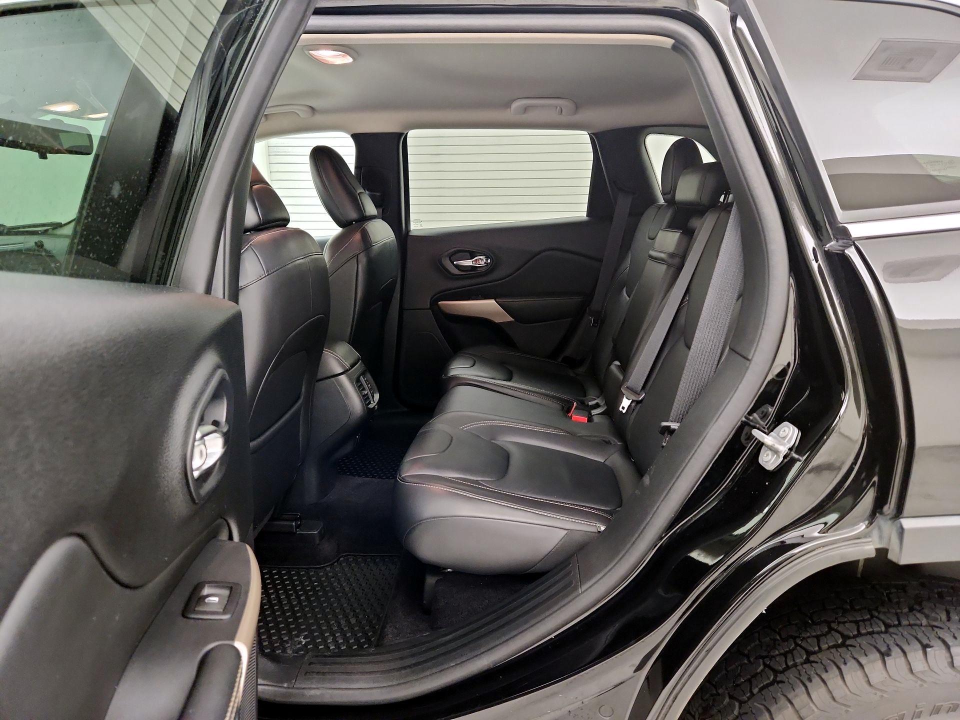 Thumbnail: 2017 Jeep Cherokee - 19