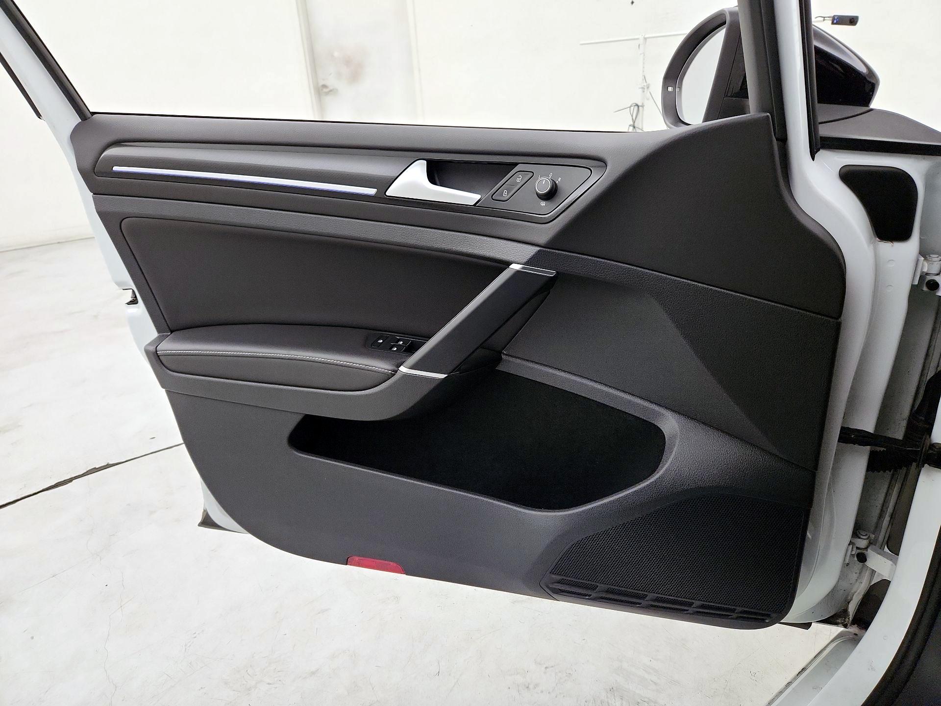 Thumbnail: 2016 Volkswagen Golf - 12