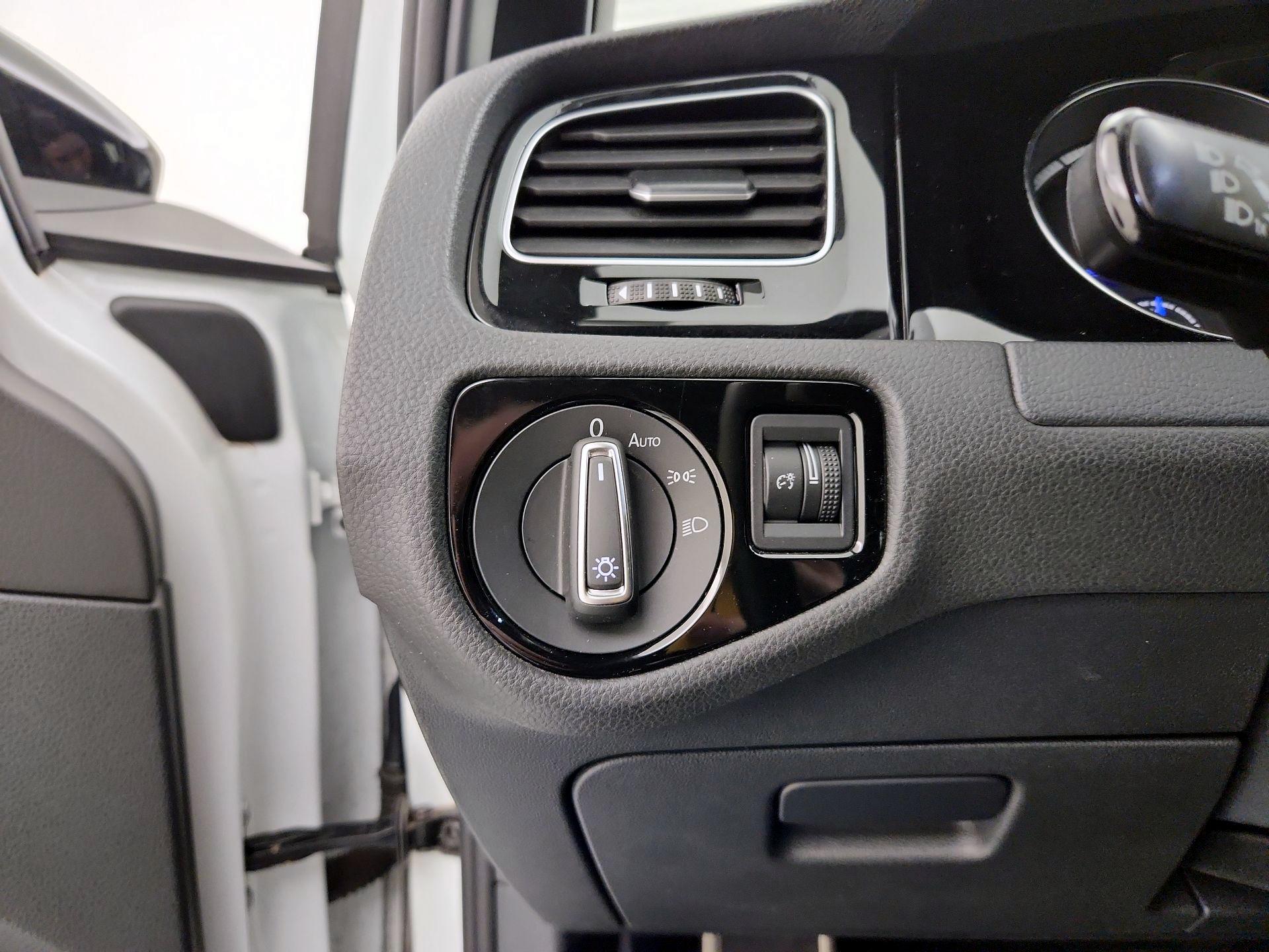 Thumbnail: 2016 Volkswagen Golf - 13