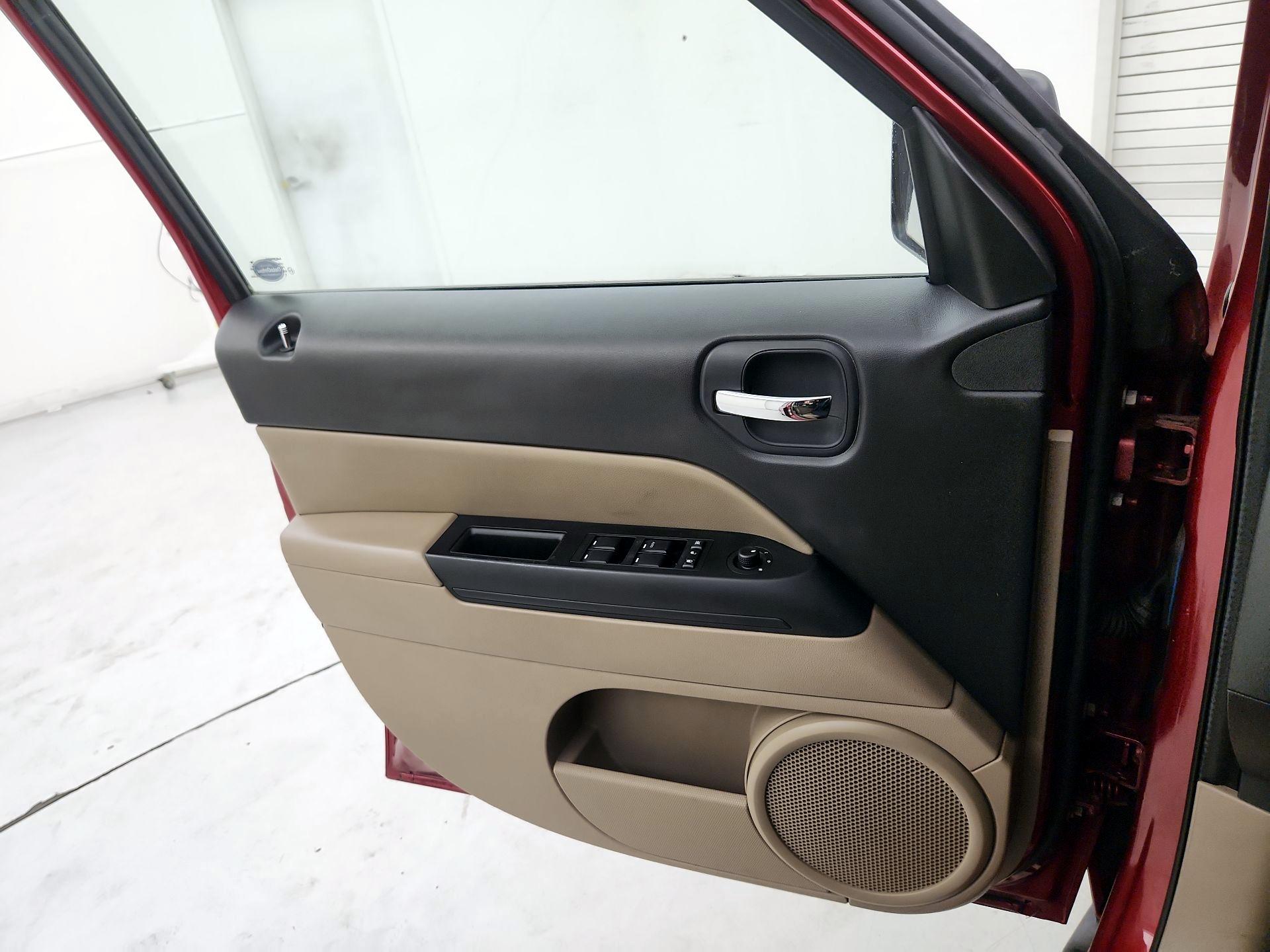 Thumbnail: 2014 Jeep Patriot - 12