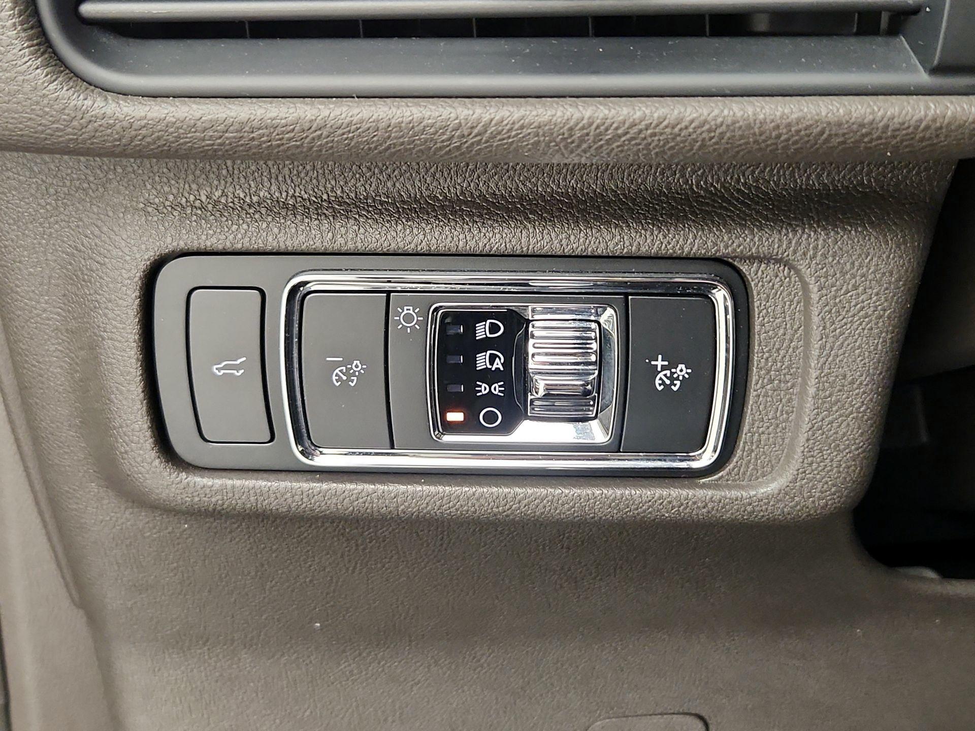 Thumbnail: 2020 Lincoln Corsair - 13