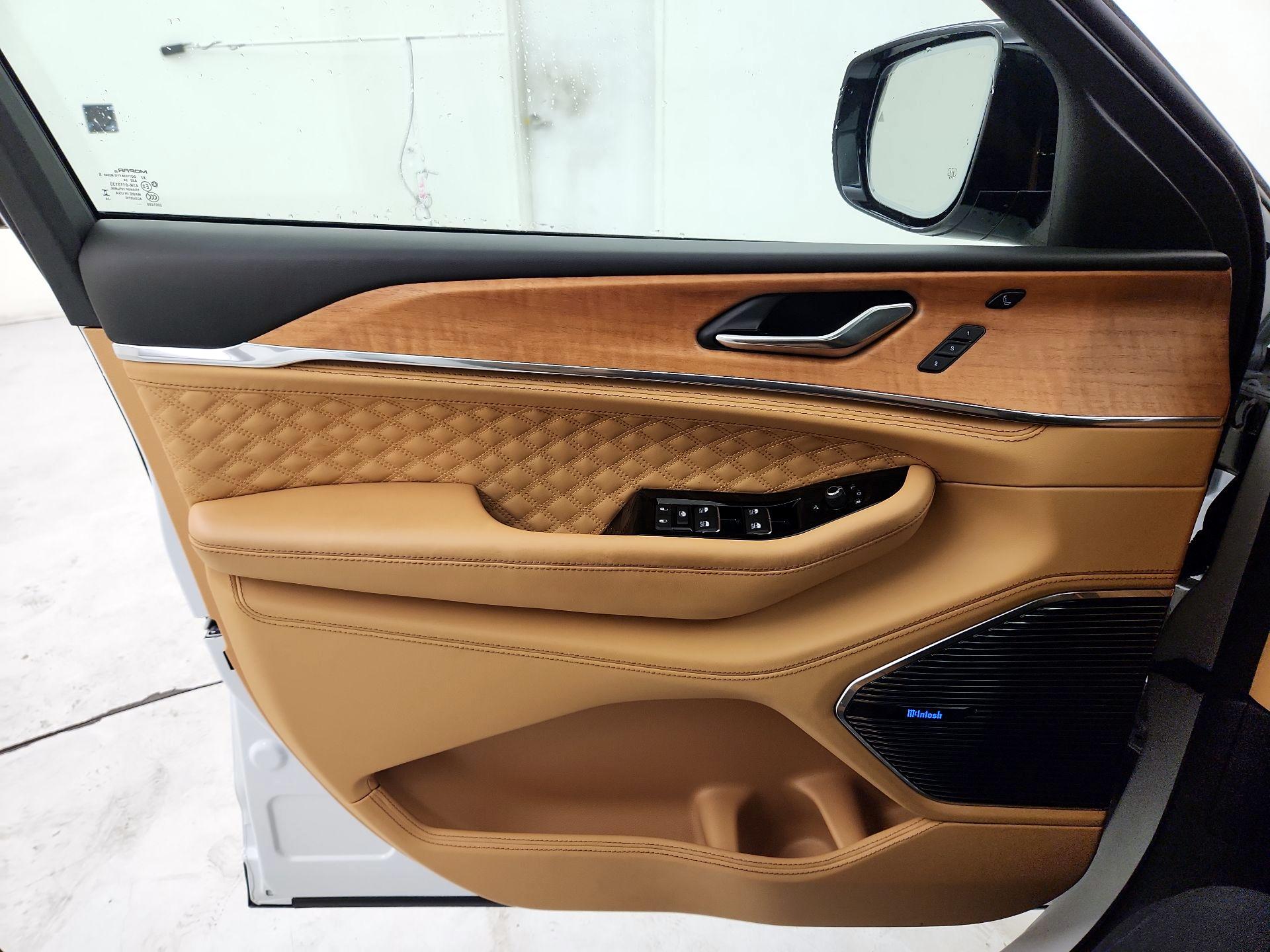 Thumbnail: 2024 Jeep Grand Cherokee - 12